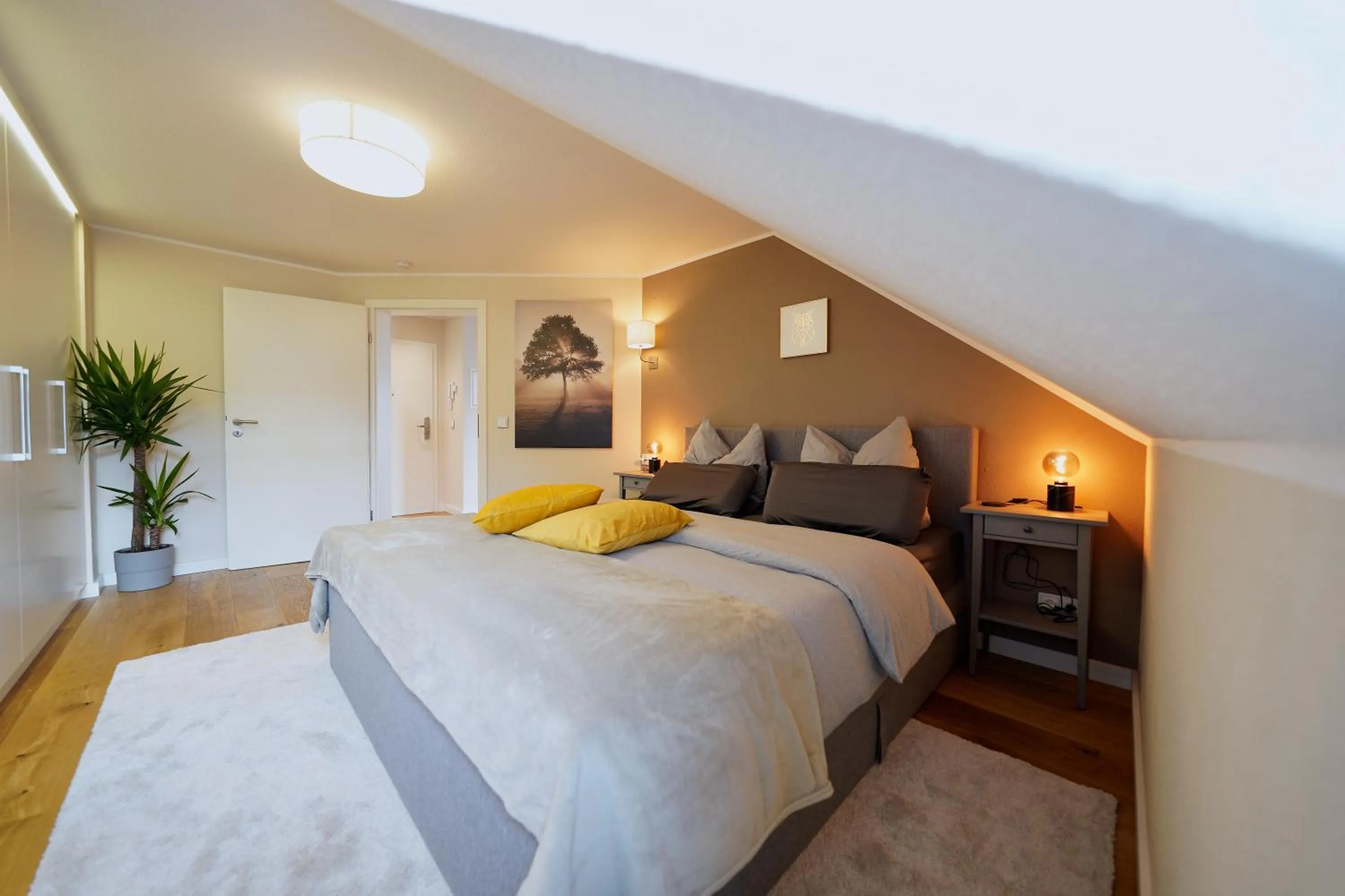 Bed in EDLER WOHNRAUM Noble Stadtoase mit Boxspringbett, Kaffeevollautomat & Parkplatz