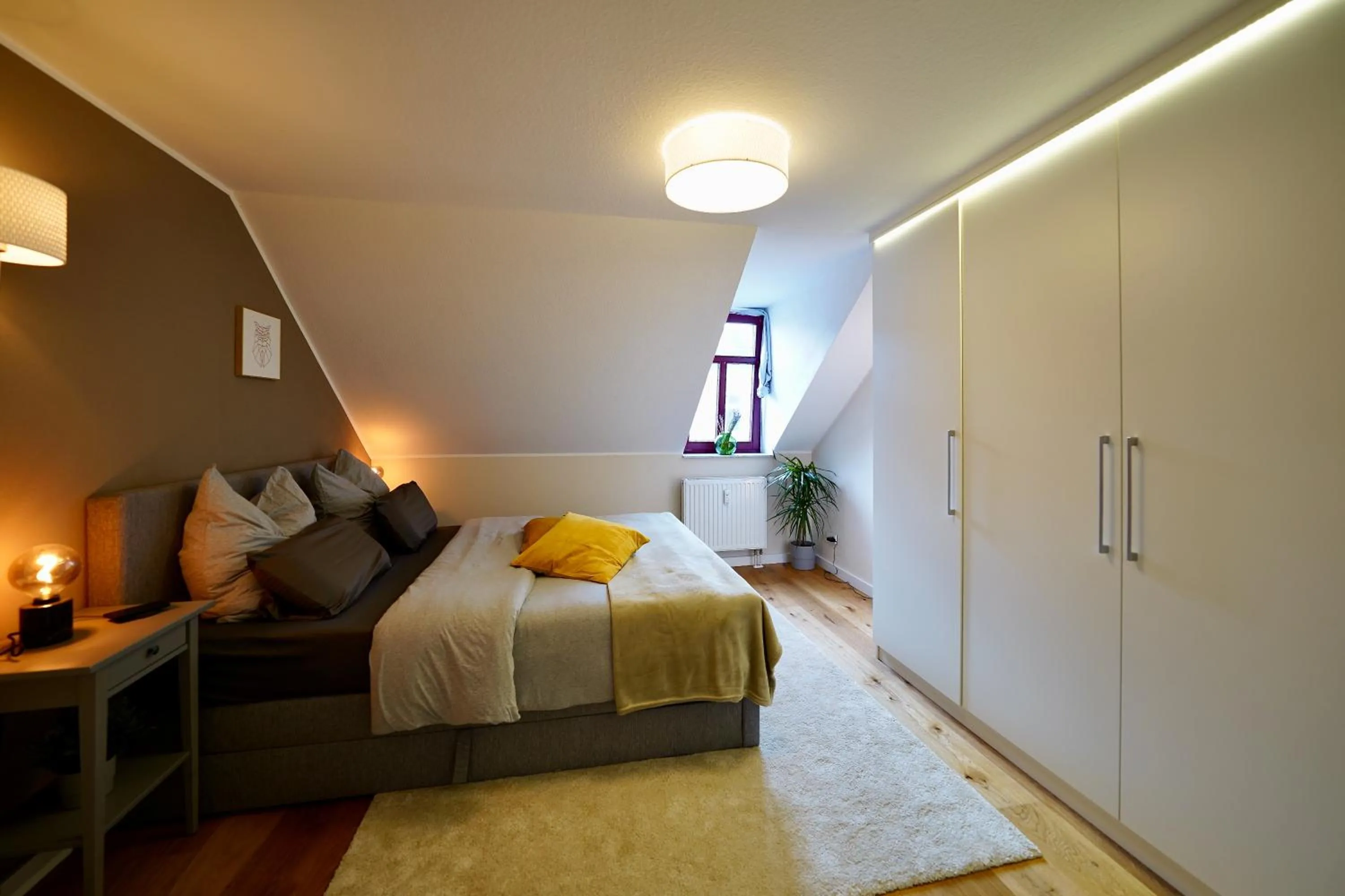 Bed in EDLER WOHNRAUM Noble Stadtoase mit Boxspringbett, Kaffeevollautomat & Parkplatz
