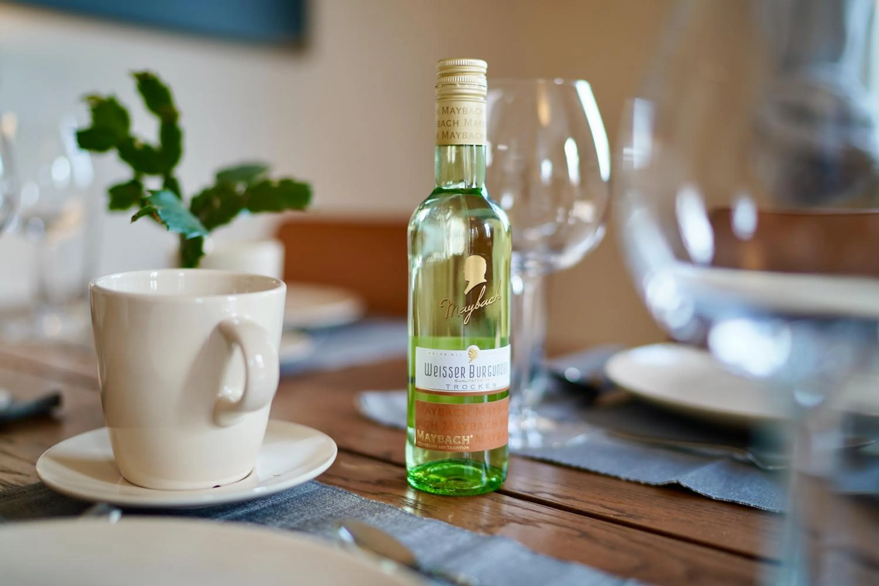 Food and drinks in EDLER WOHNRAUM Noble Stadtoase mit Boxspringbett, Kaffeevollautomat & Parkplatz