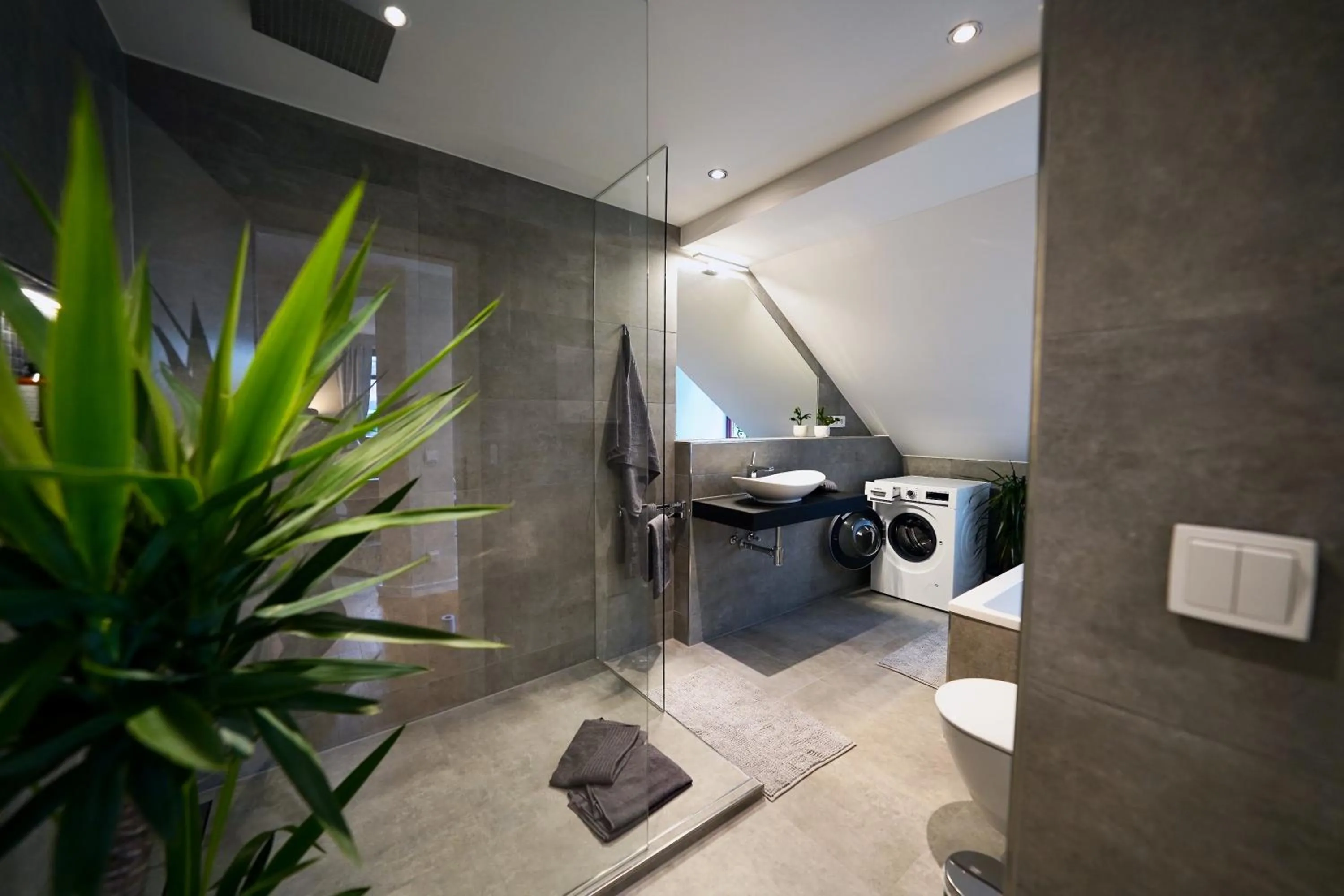 Shower in EDLER WOHNRAUM Noble Stadtoase mit Boxspringbett, Kaffeevollautomat & Parkplatz