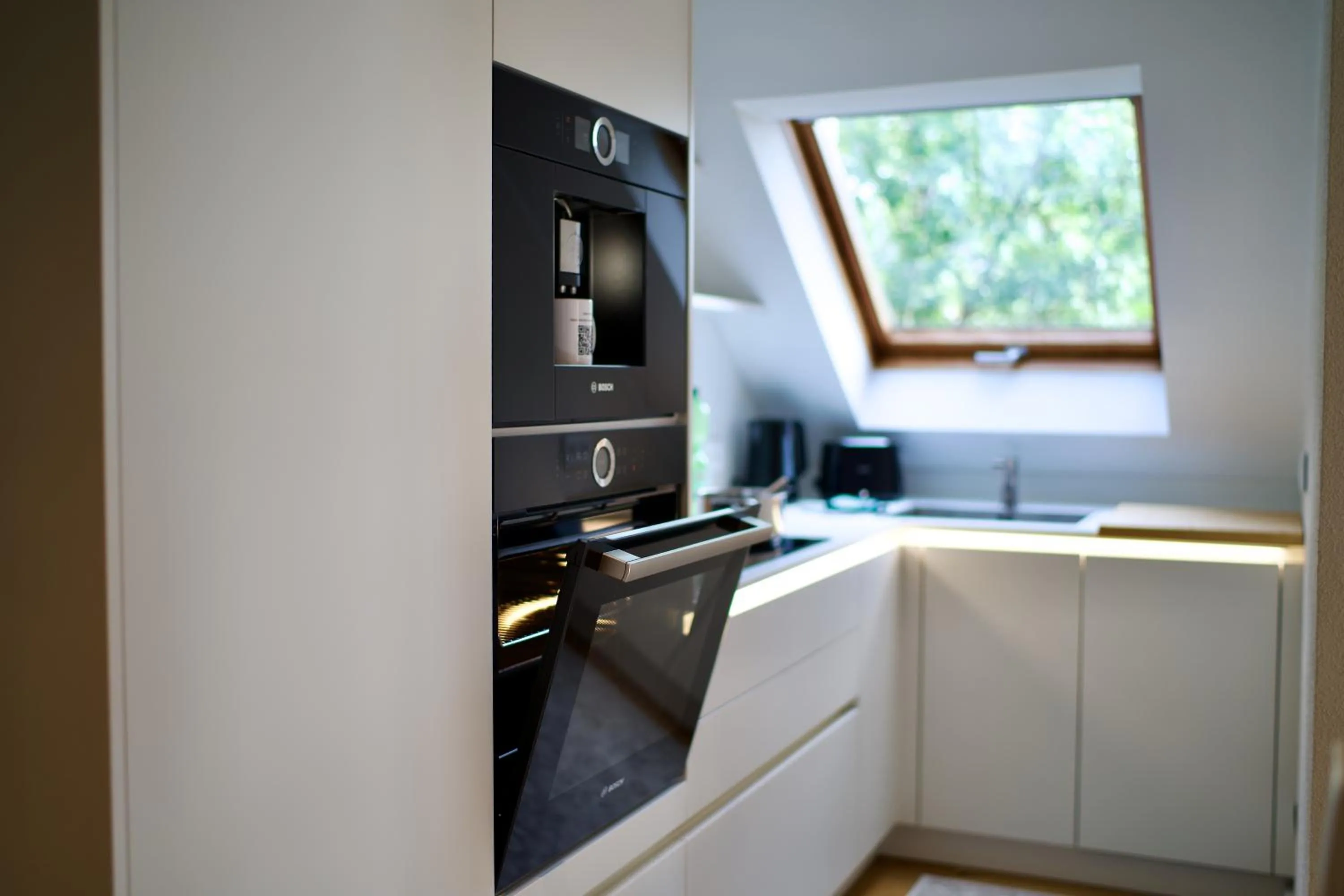Coffee/tea facilities in EDLER WOHNRAUM Noble Stadtoase mit Boxspringbett, Kaffeevollautomat & Parkplatz