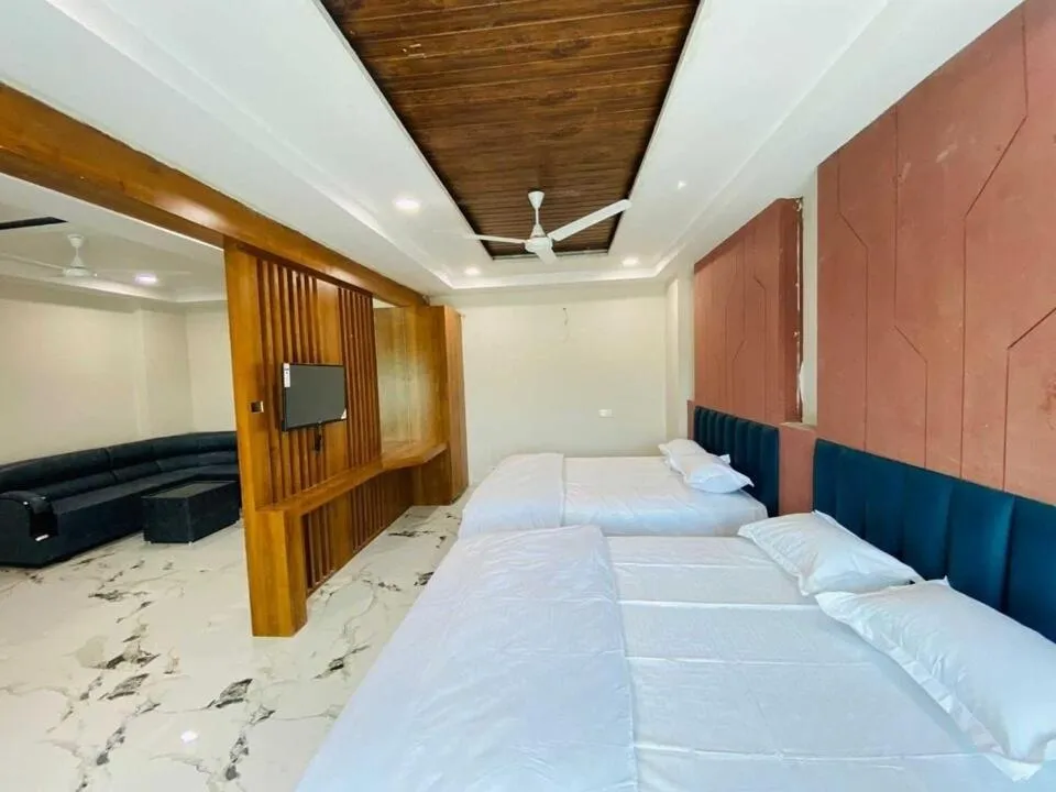 Bathroom, Bed in Hotel Kardhar Inn