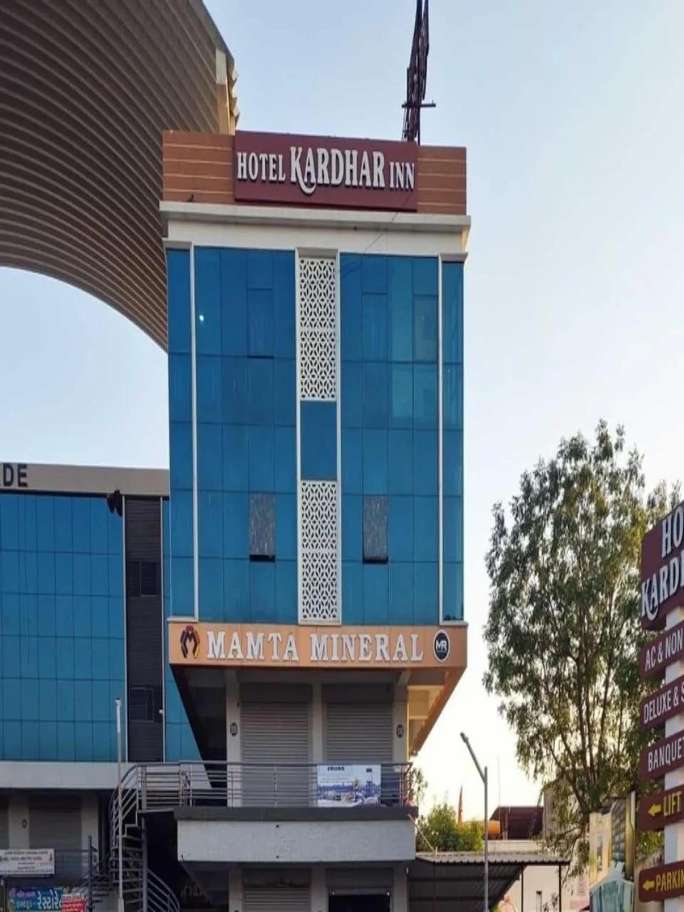 Facade/entrance in Hotel Kardhar Inn