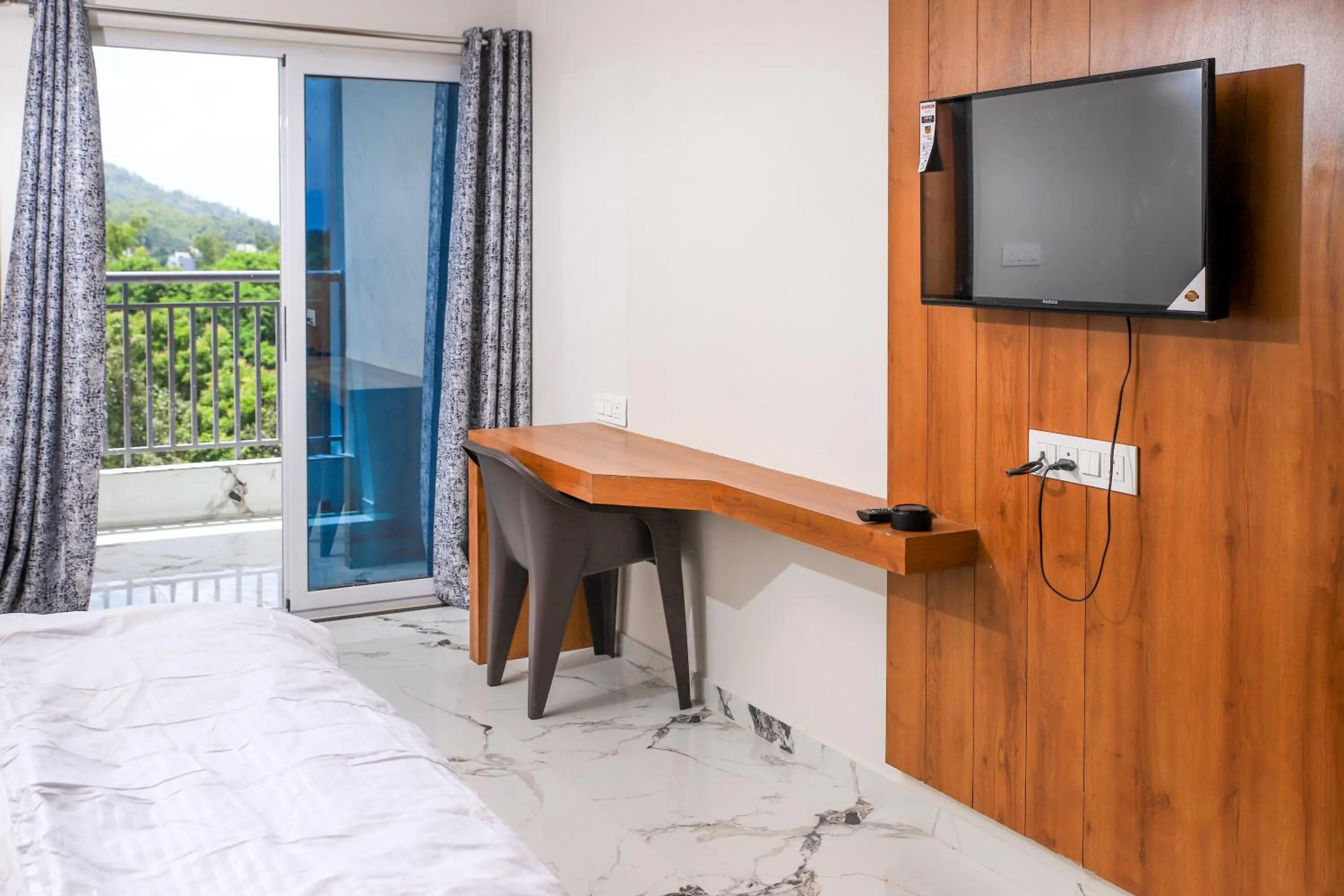 Quadruple Room with Balcony in Townhouse Ambaji formerly Hotel Kardhar Inn