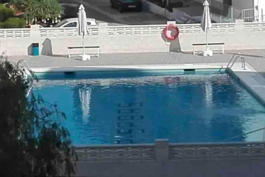 Swimming pool in Precioso apartamento con vistas al mar. Piscina.