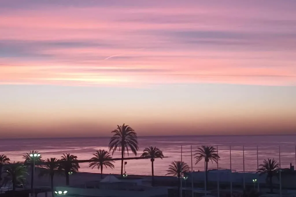 Precioso apartamento con vistas al mar. Piscina.