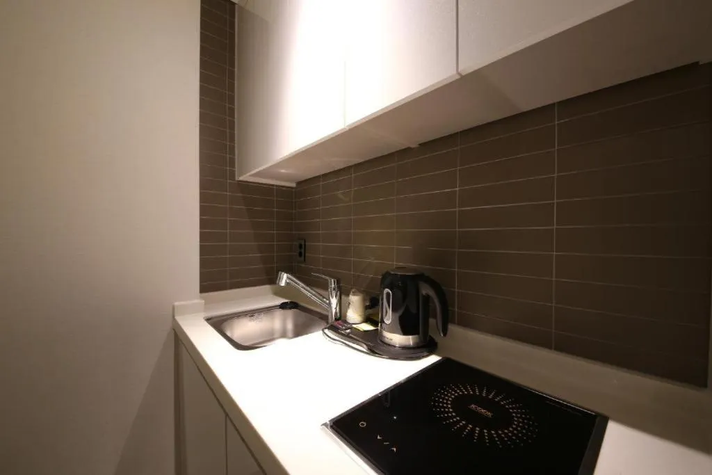 Kitchen or kitchenette in Hotel Yeoubi