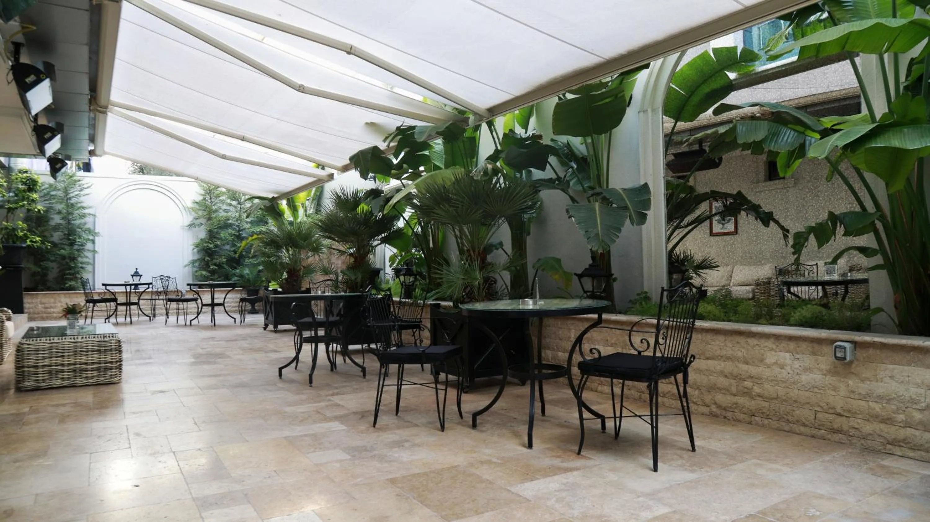 Restaurant/places to eat in DBD Hotel Bayraklı