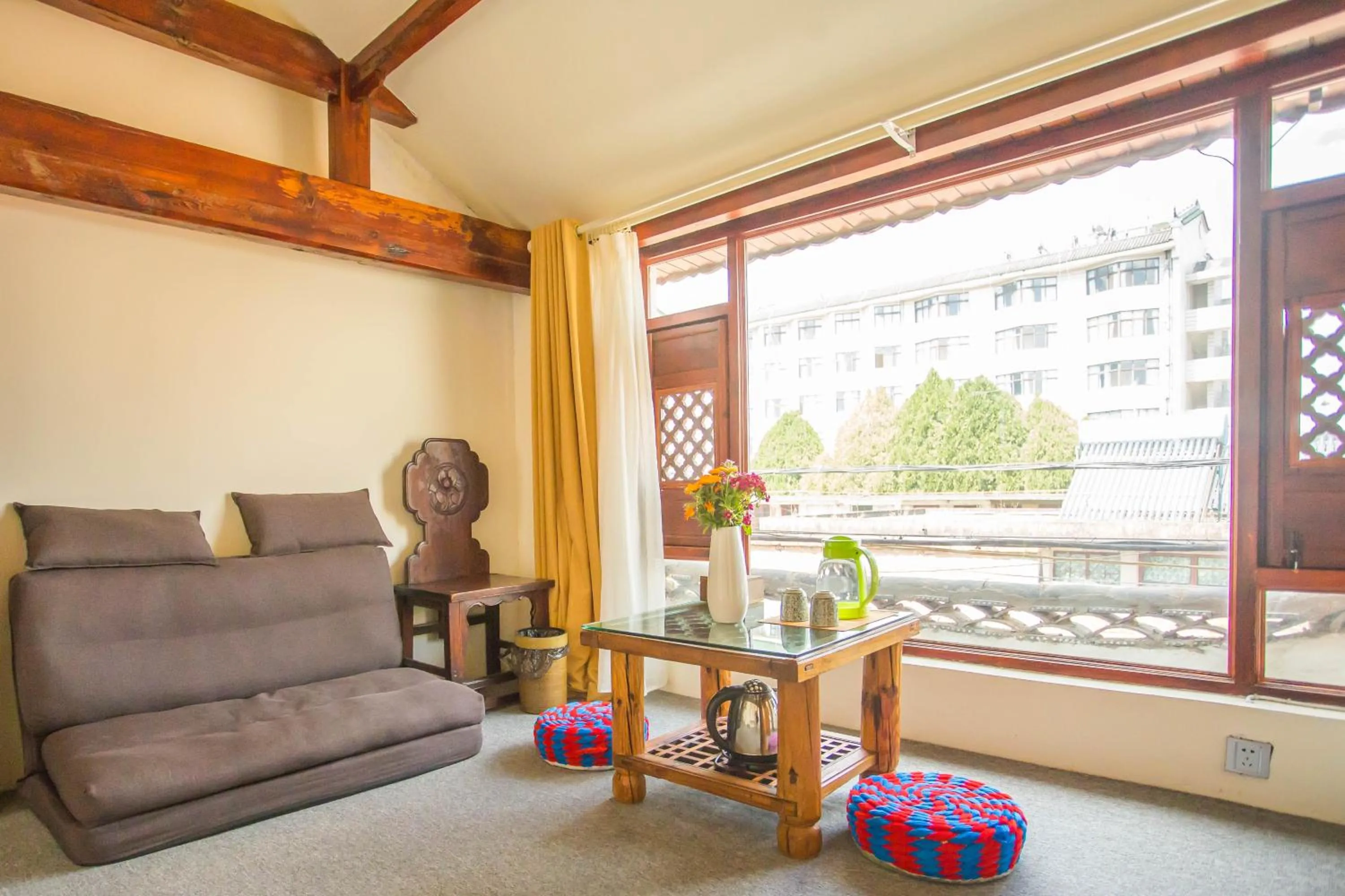 Living room in Cabin 7 Inn