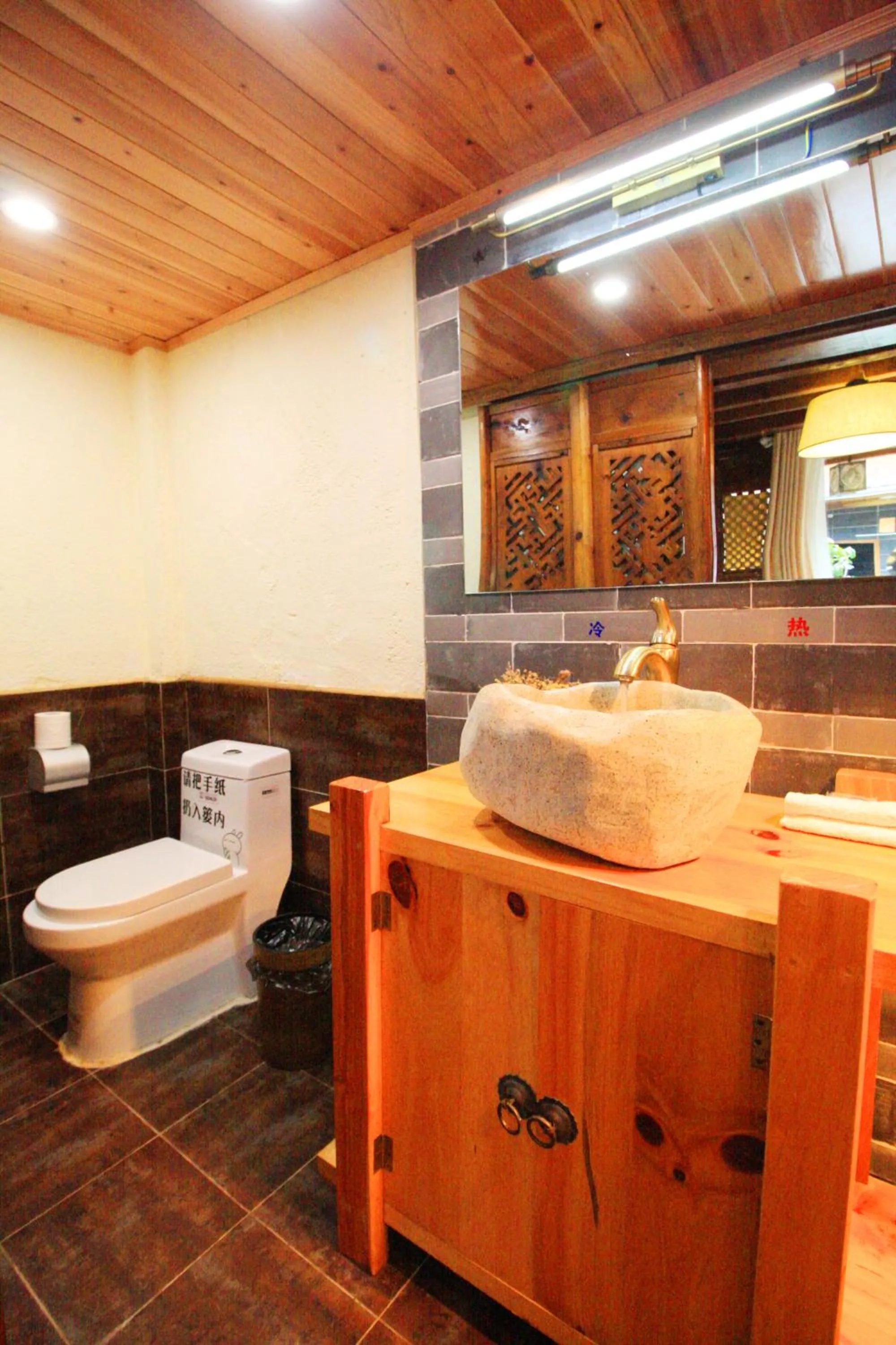 Toilet in Cabin 7 Inn