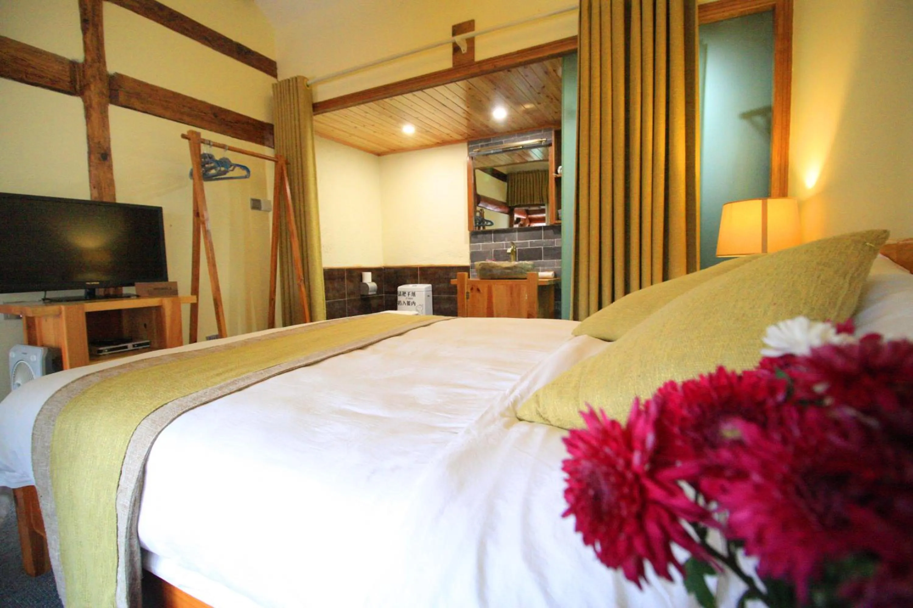 Decorative detail, Bed in Cabin 7 Inn