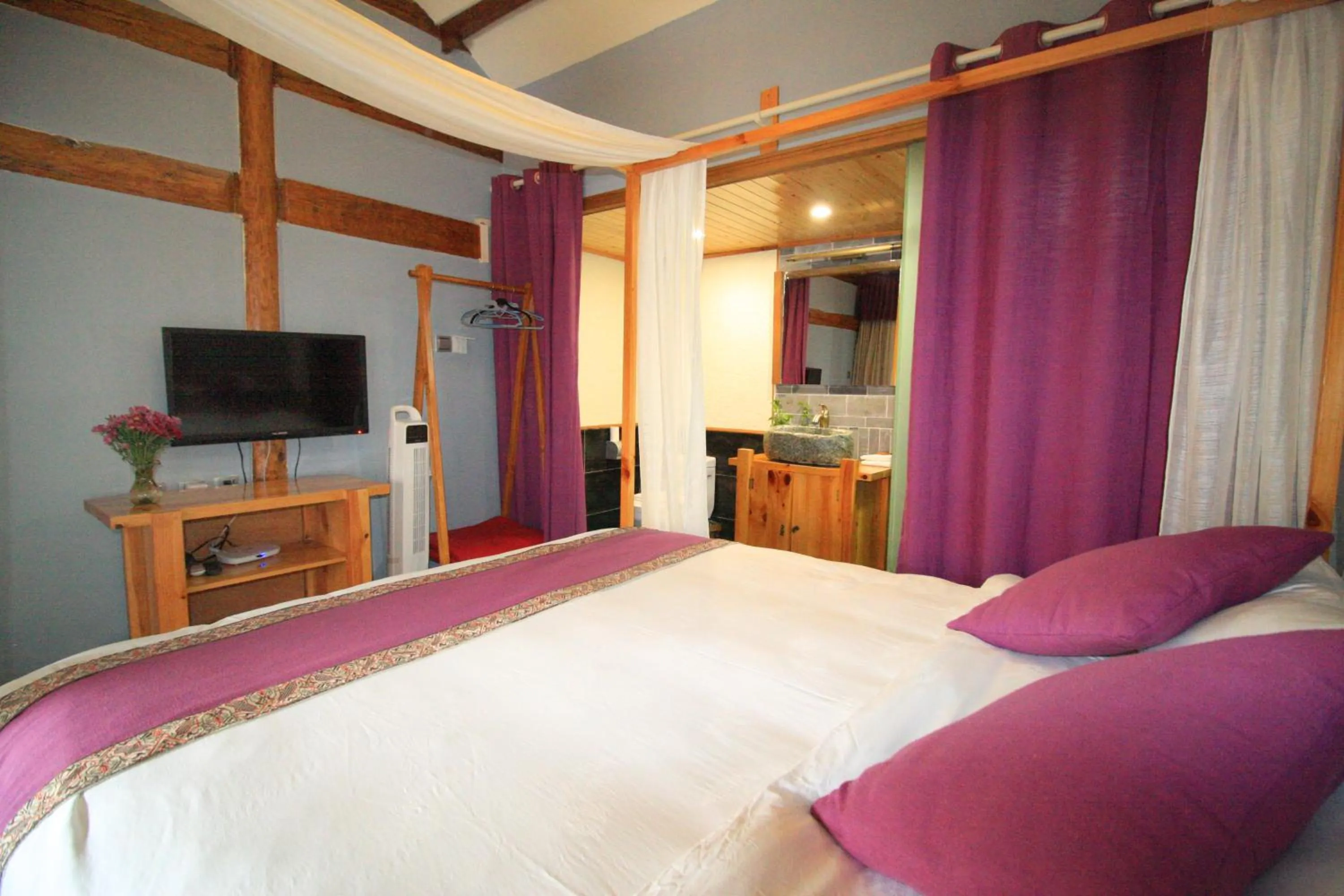 Photo of the whole room, Bed in Cabin 7 Inn