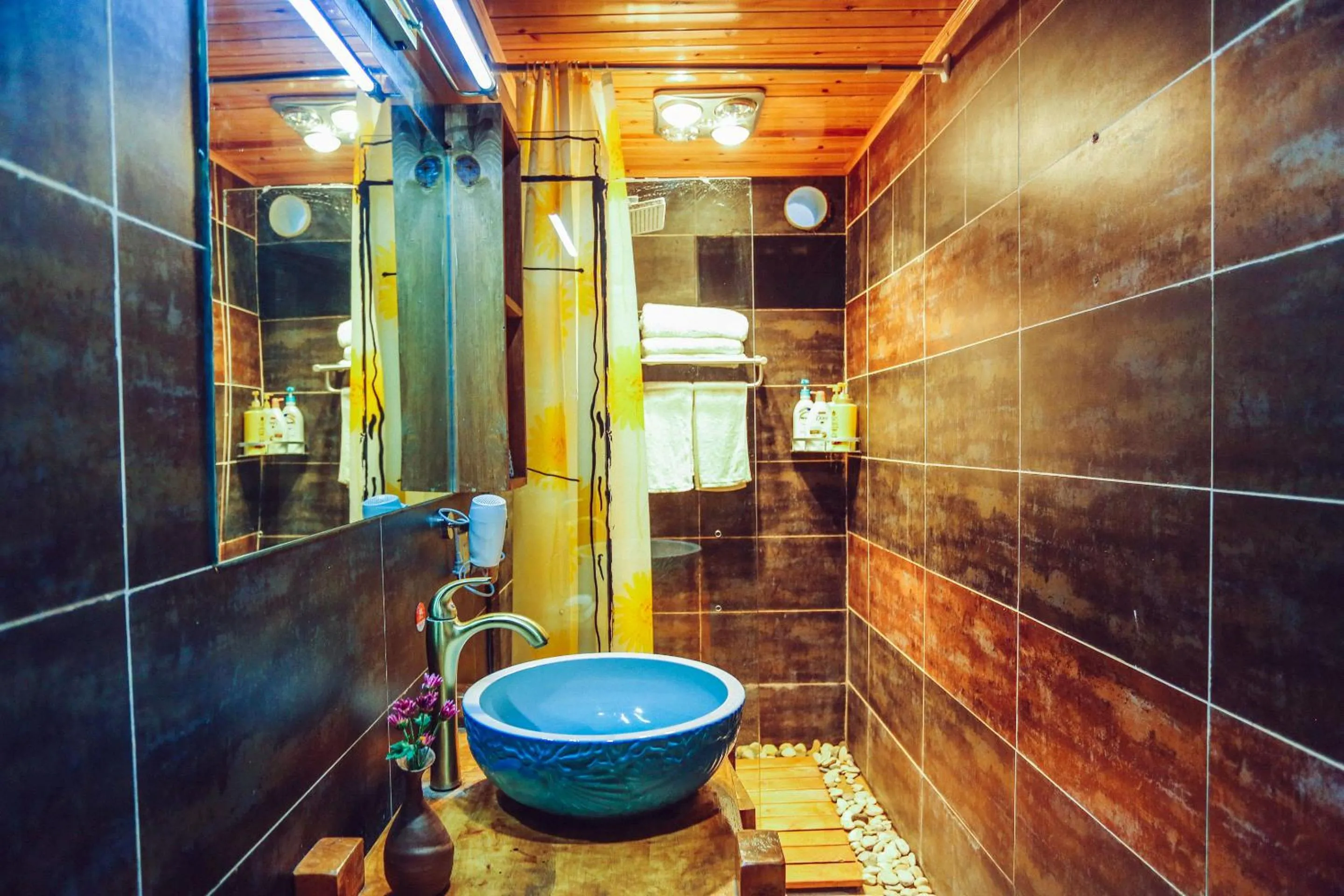 Bathroom in Cabin 7 Inn