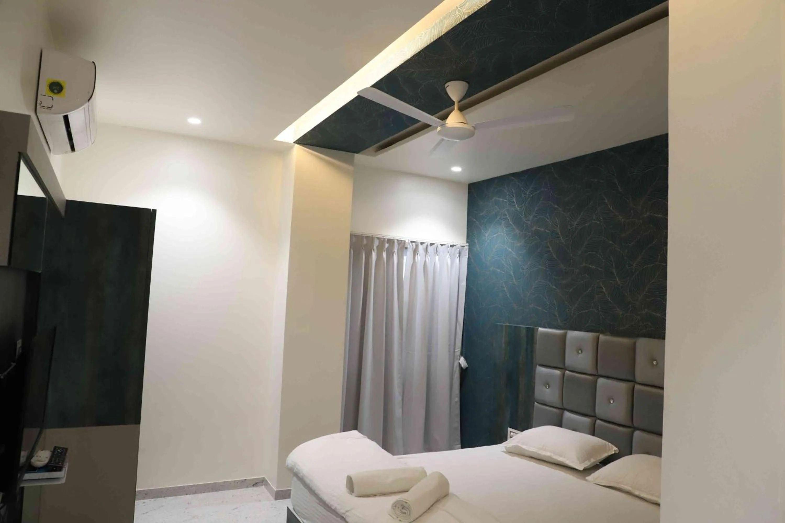 Photo of the whole room, Bed in Dnyanprabha Executive