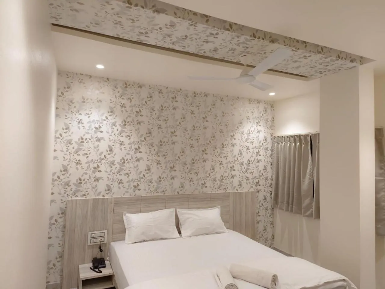 Photo of the whole room, Bed in Dnyanprabha Executive