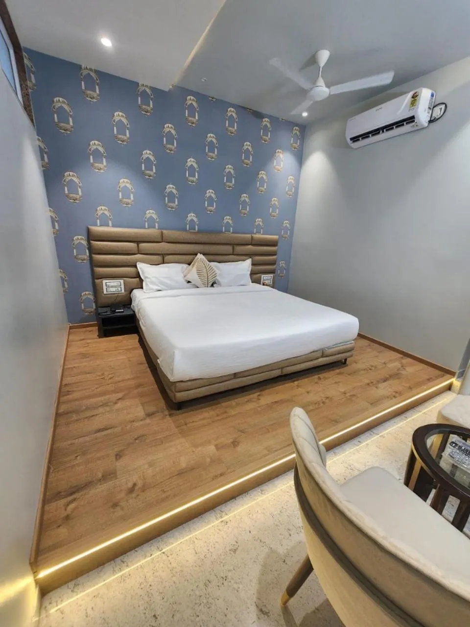 Photo of the whole room, Bed in Dnyanprabha Executive