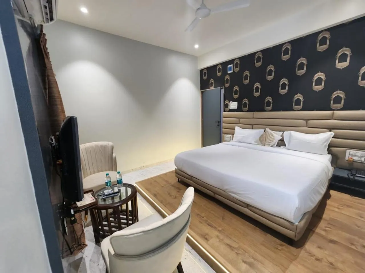 Photo of the whole room, Bed in Dnyanprabha Executive