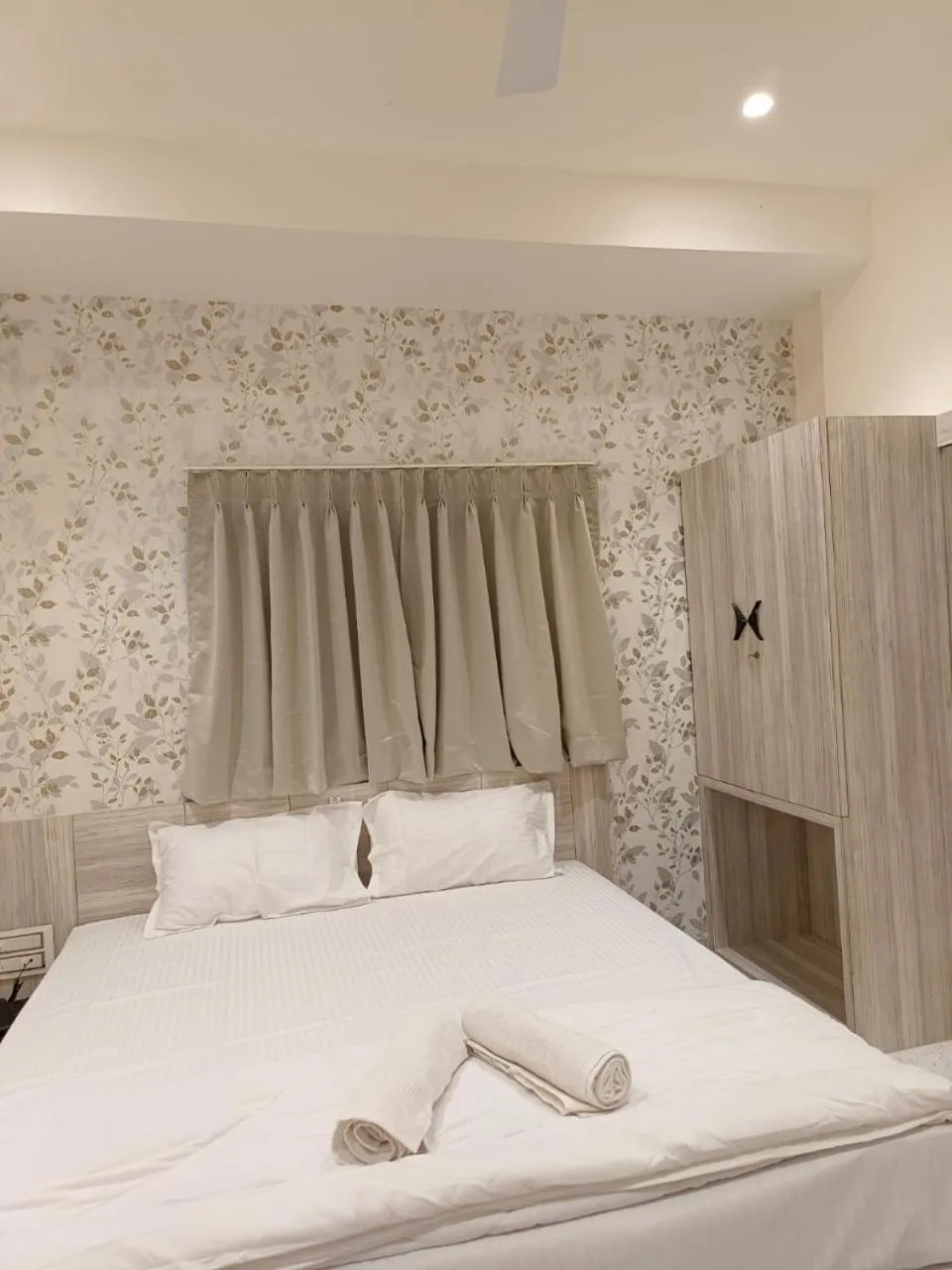 Photo of the whole room, Bed in Dnyanprabha Executive