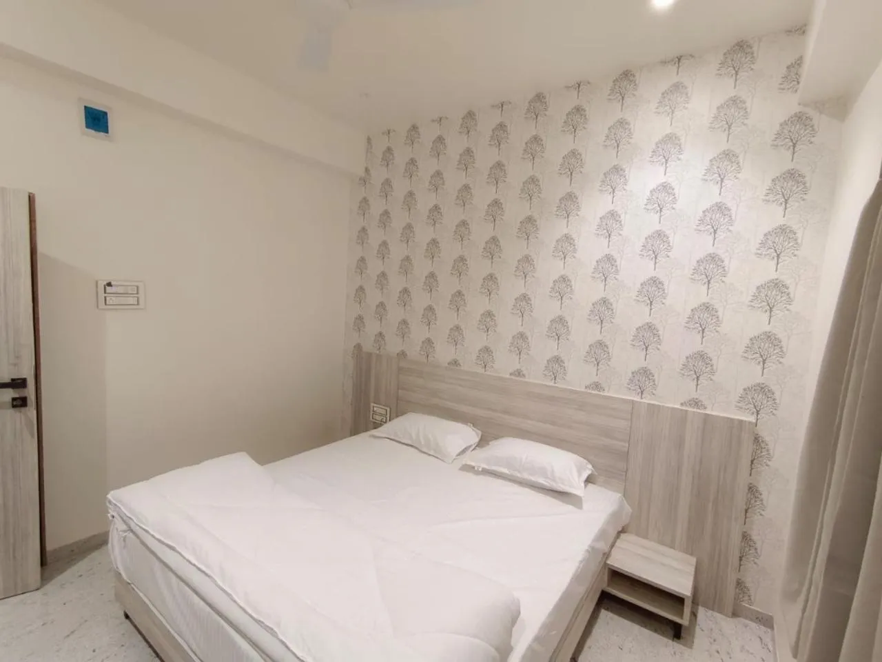 Photo of the whole room, Bed in Dnyanprabha Executive