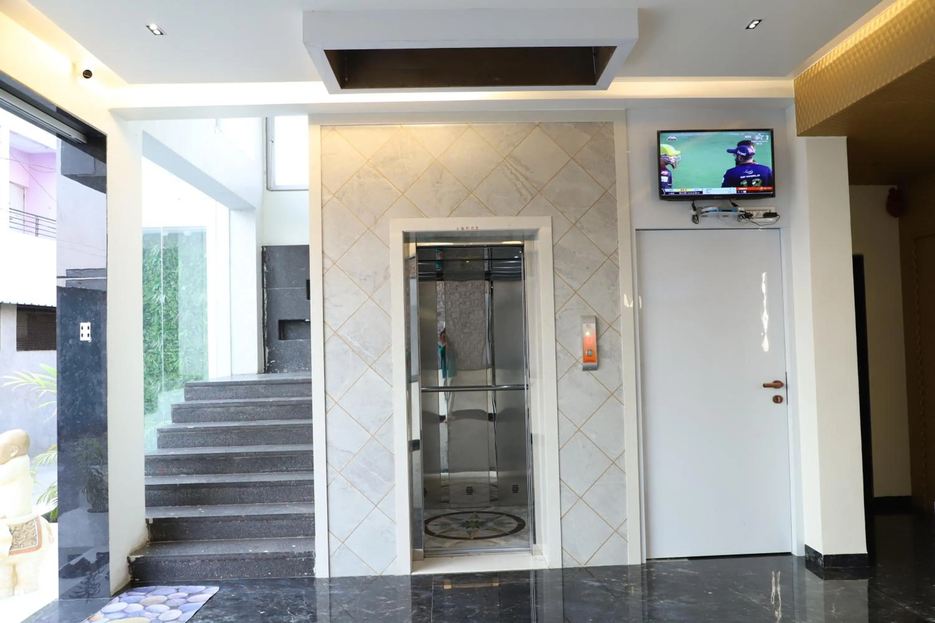 elevator in Dnyanprabha Executive