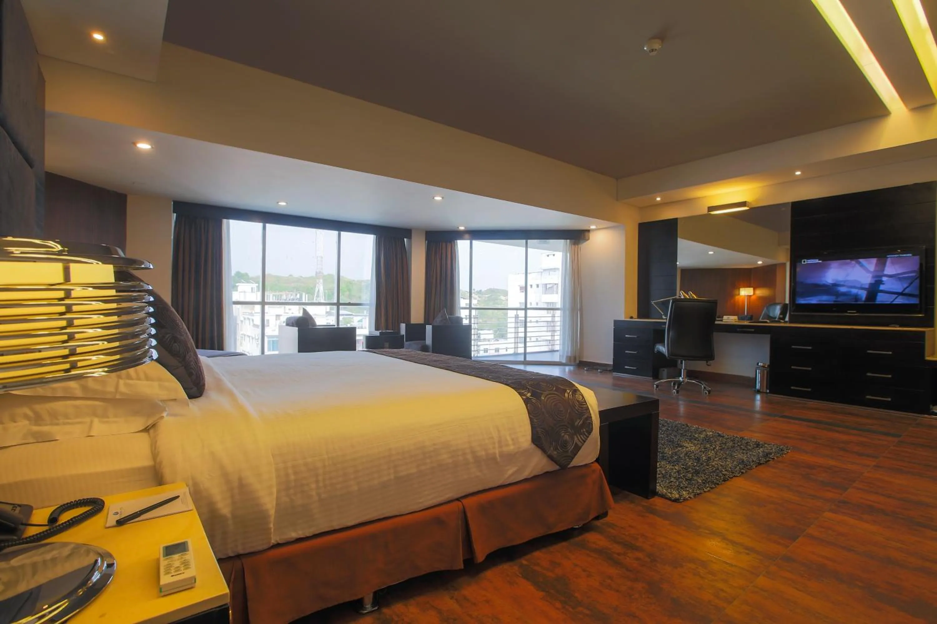 Bedroom, Bed in Long Beach Hotel