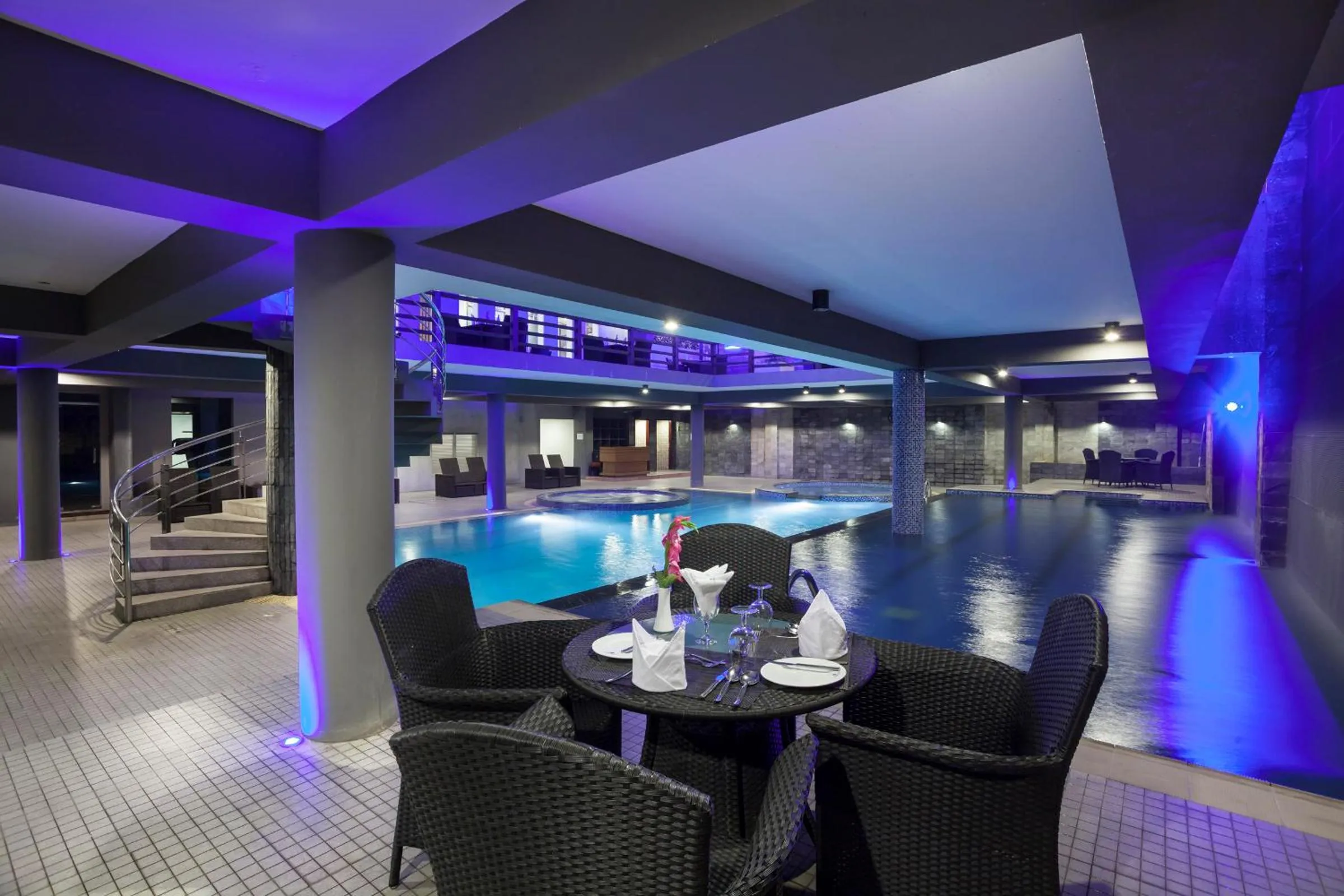 Swimming pool in Long Beach Hotel