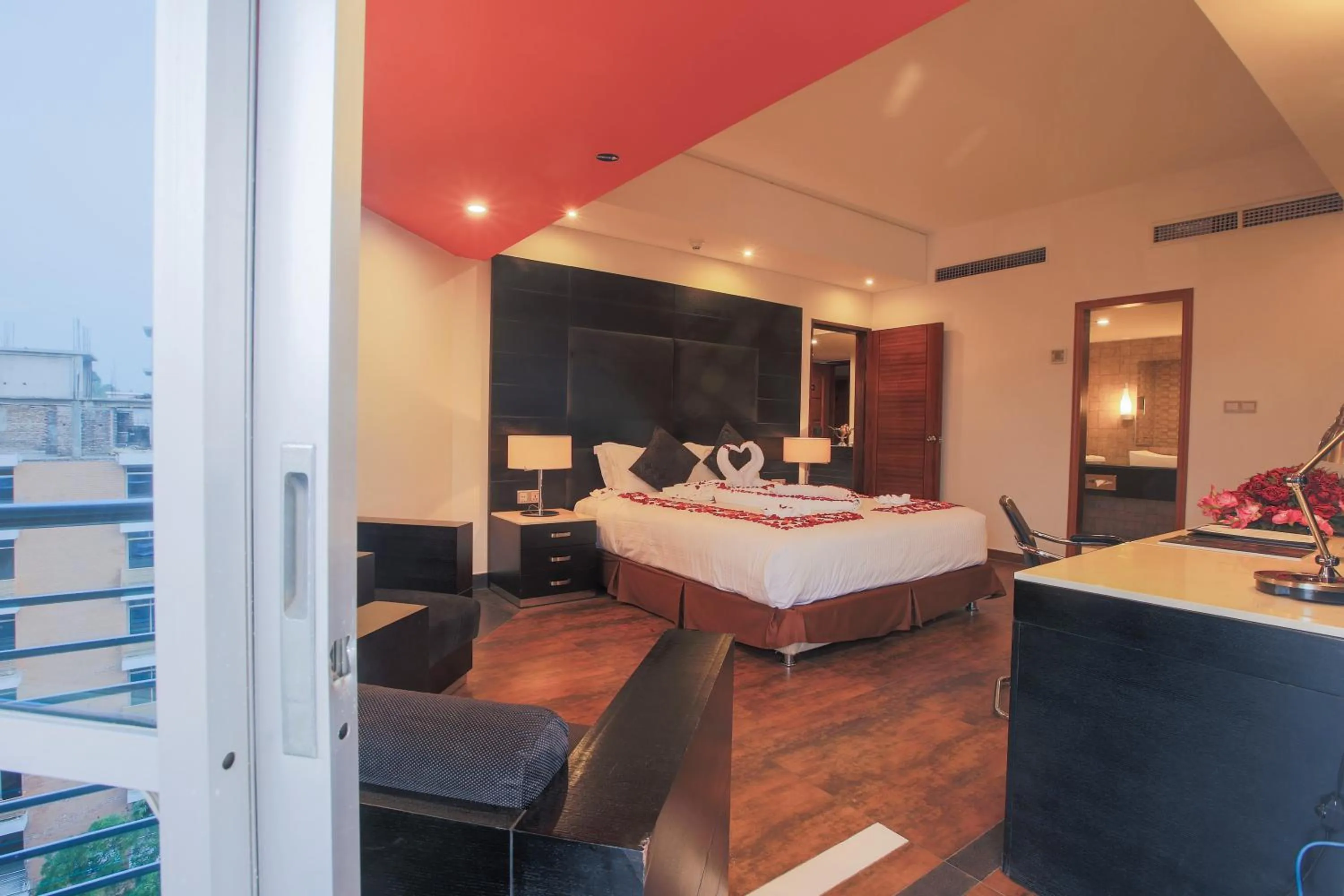 Bedroom, Bed in Long Beach Hotel