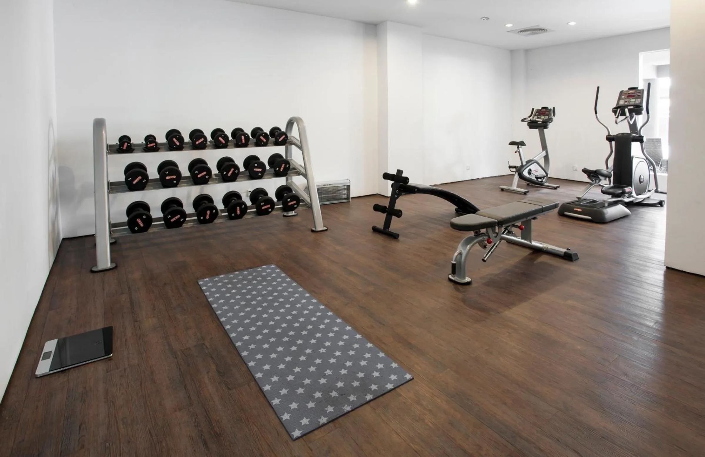 Fitness centre/facilities in Long Beach Hotel