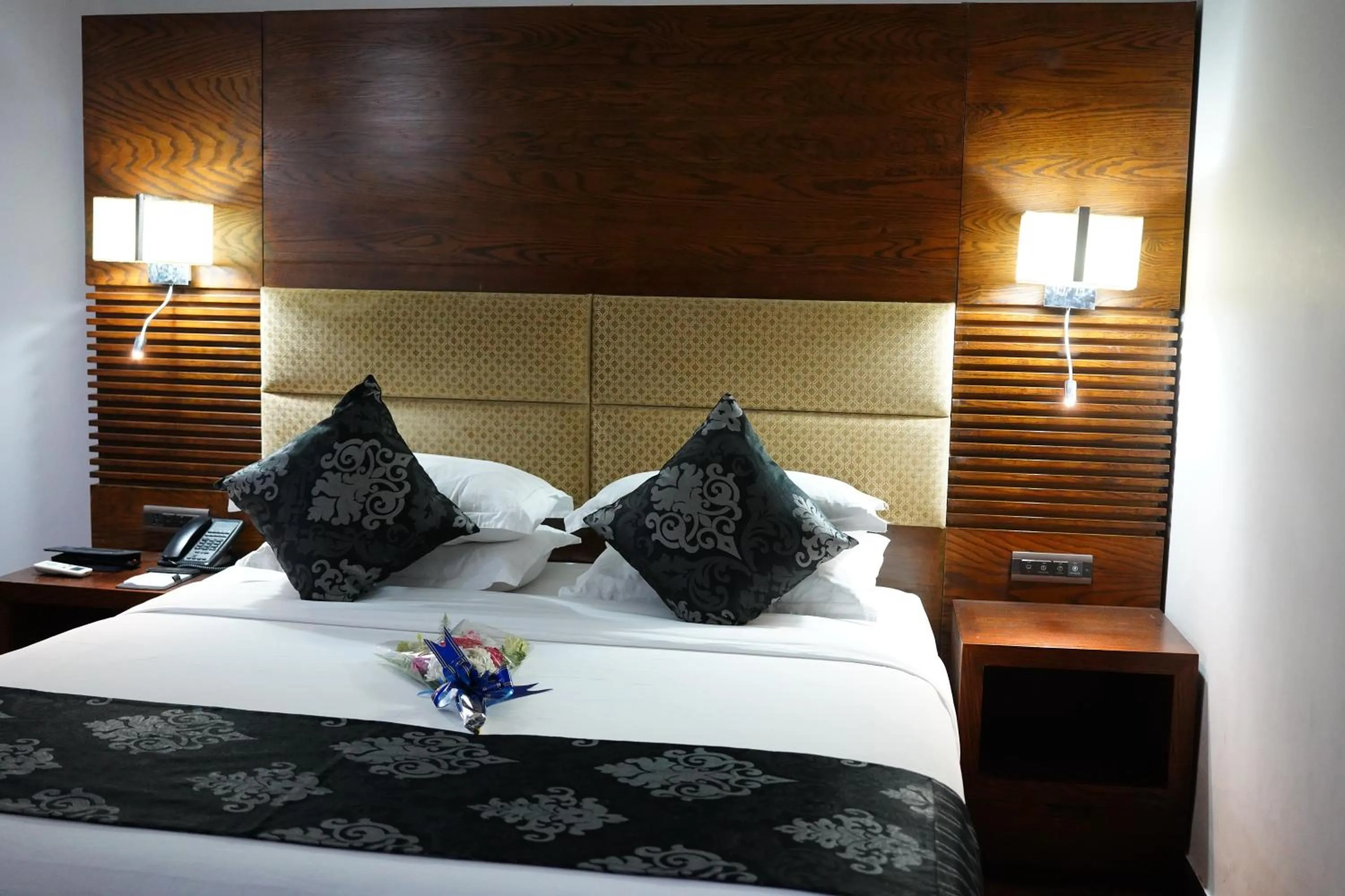 Bedroom, Bed in Long Beach Hotel