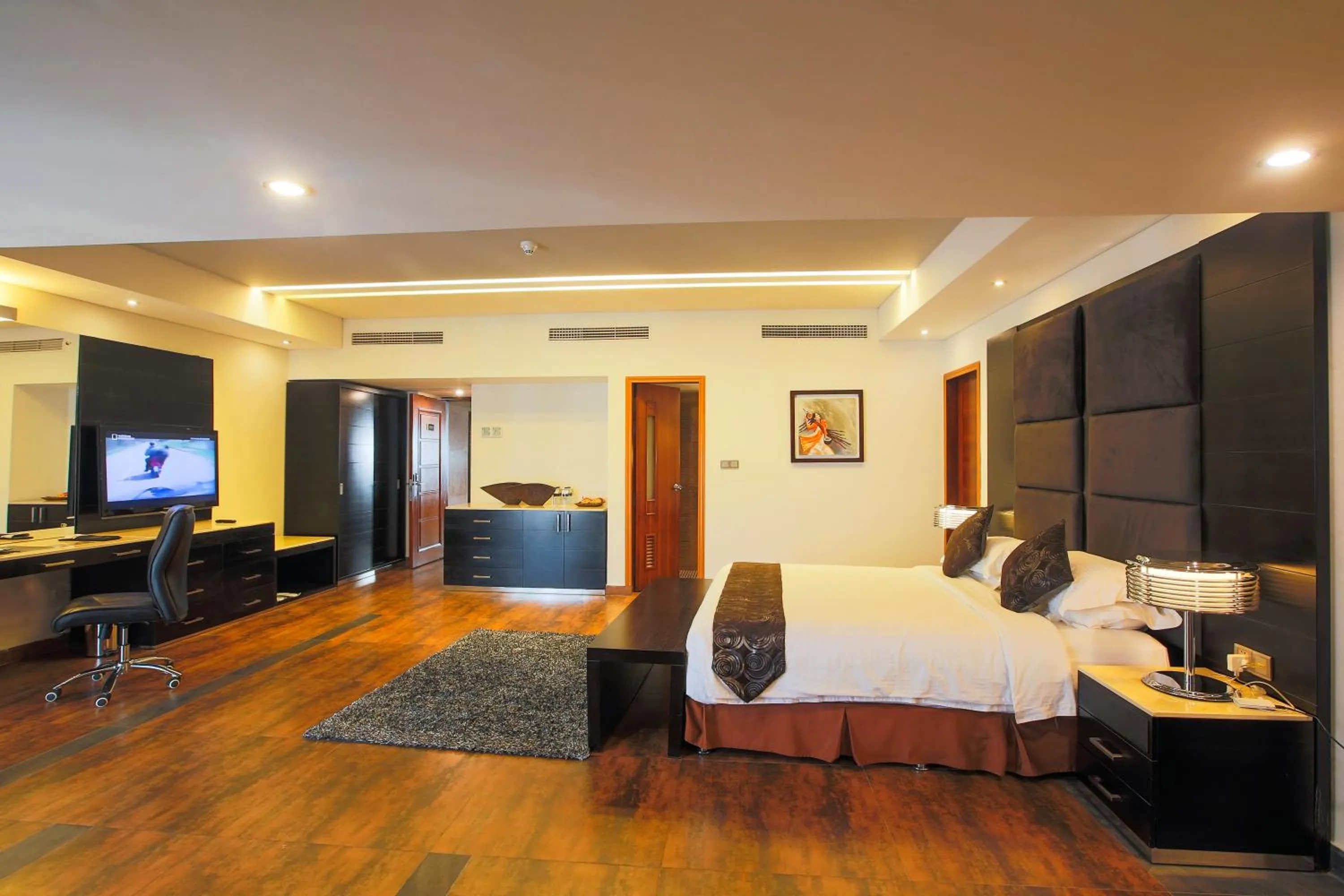 Bedroom, Bed in Long Beach Hotel