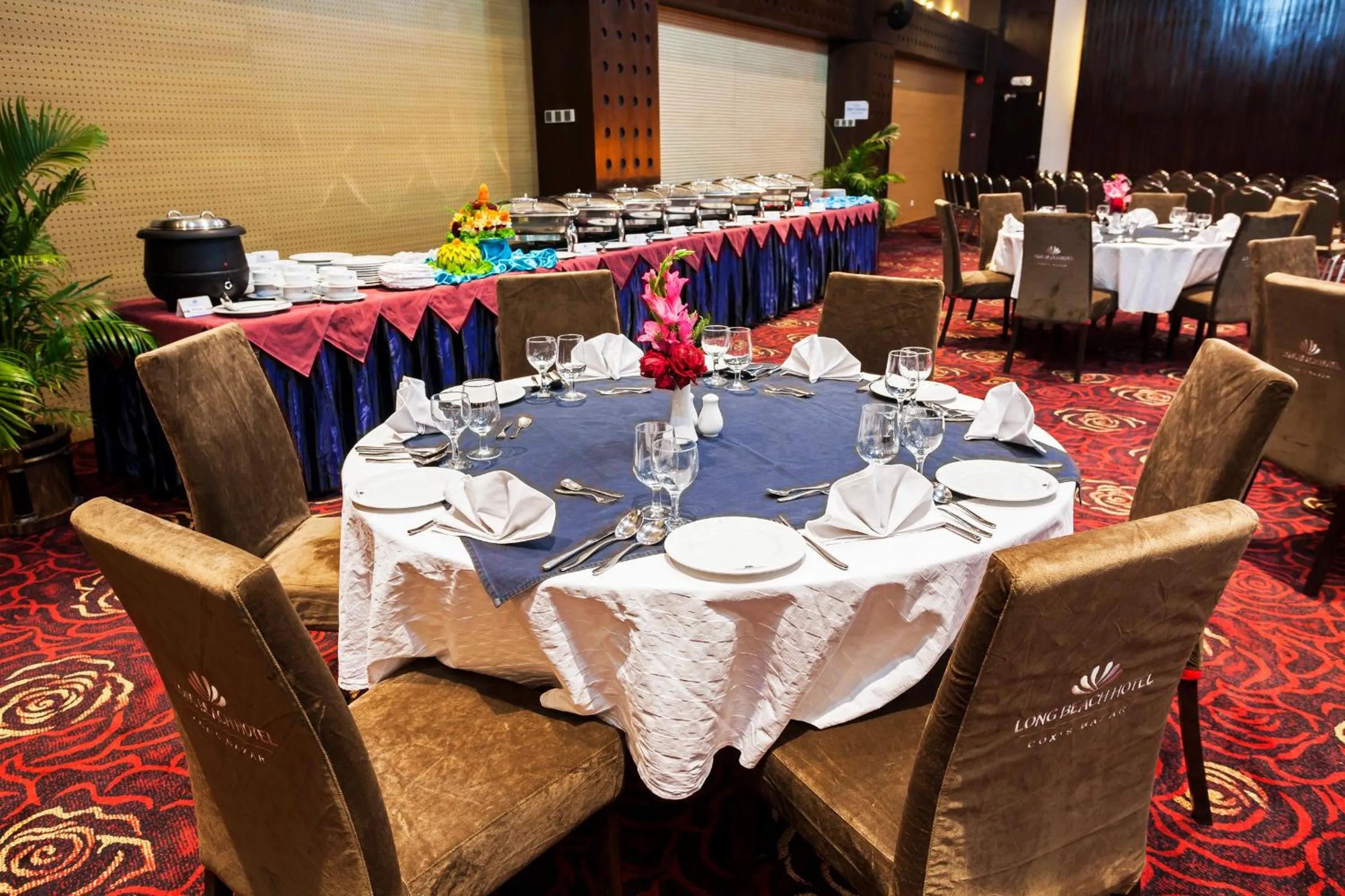 Restaurant/places to eat in Long Beach Hotel