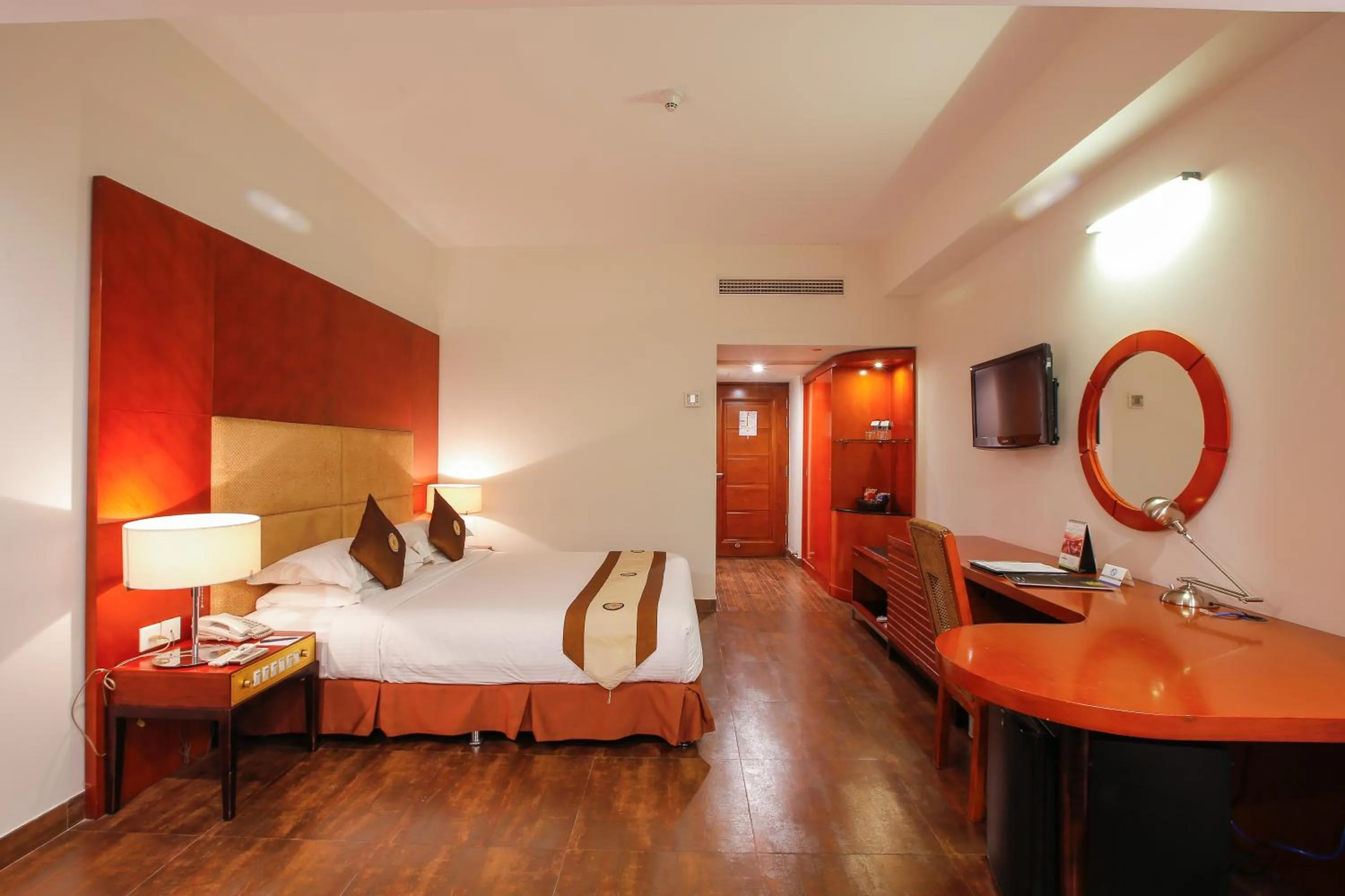 Photo of the whole room, Bed in Long Beach Hotel