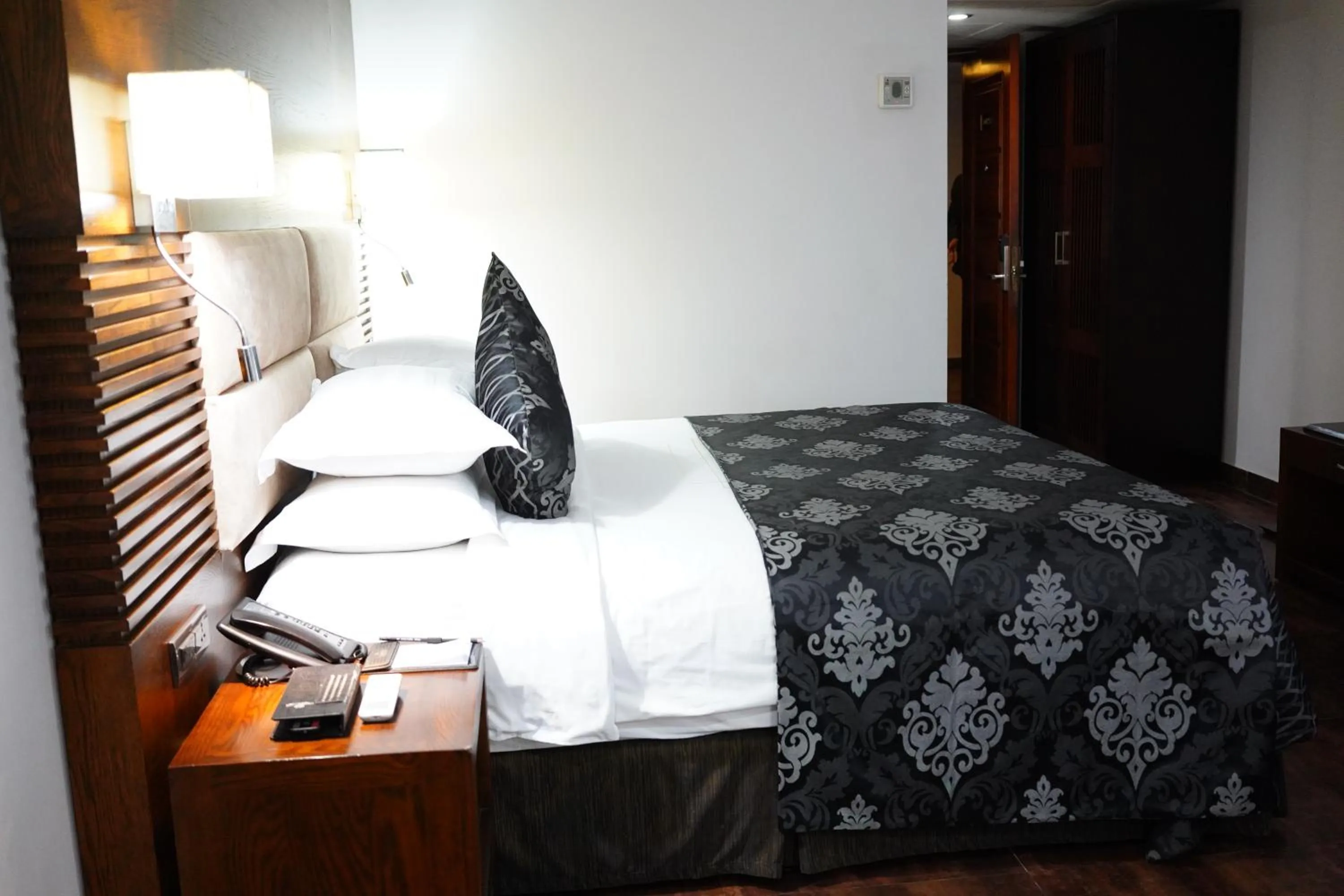 Bedroom, Bed in Long Beach Hotel