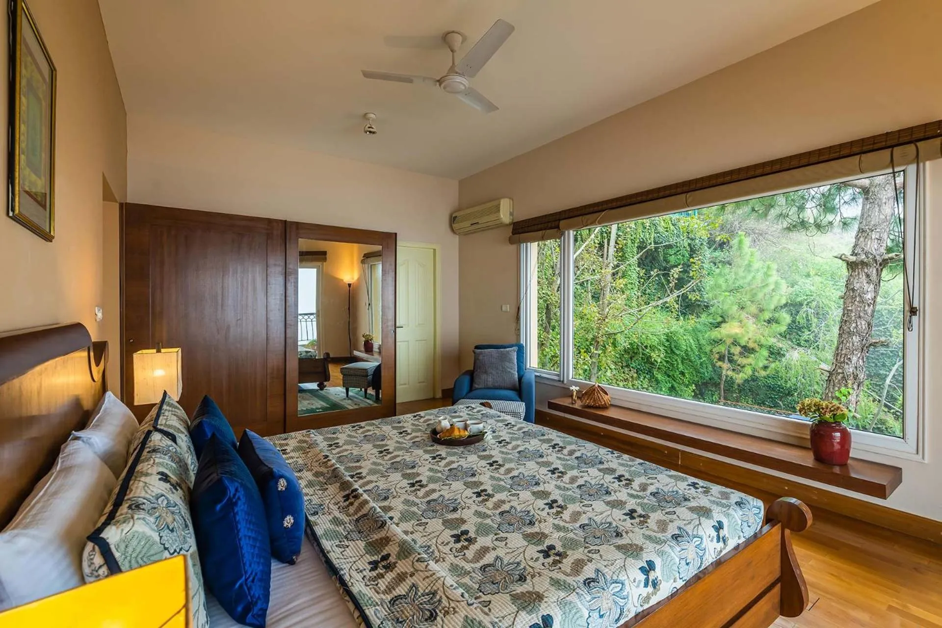 Photo of the whole room, Bed in StayVista at Ludlow House Luxury Villa with Lawn & Fireplace at Mall Road