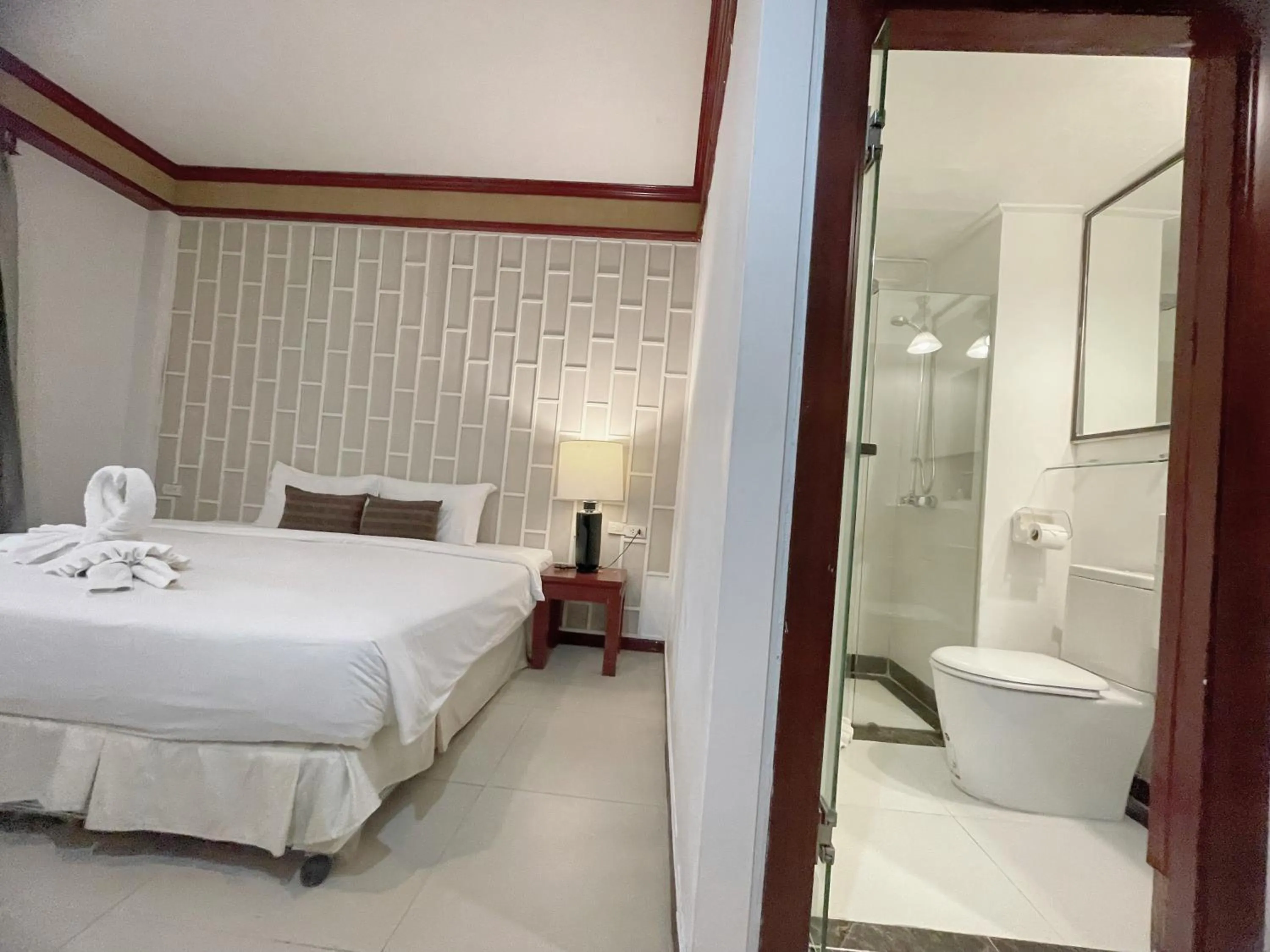 Shower, Bed in THE TOP PATONG RESORT.