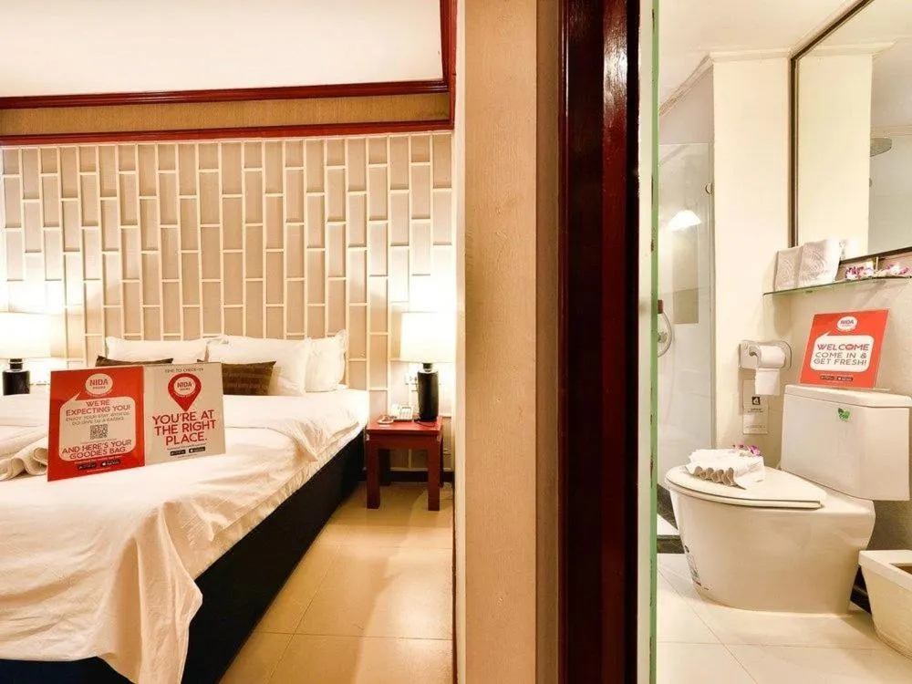 Toilet, Bed in THE TOP PATONG RESORT.