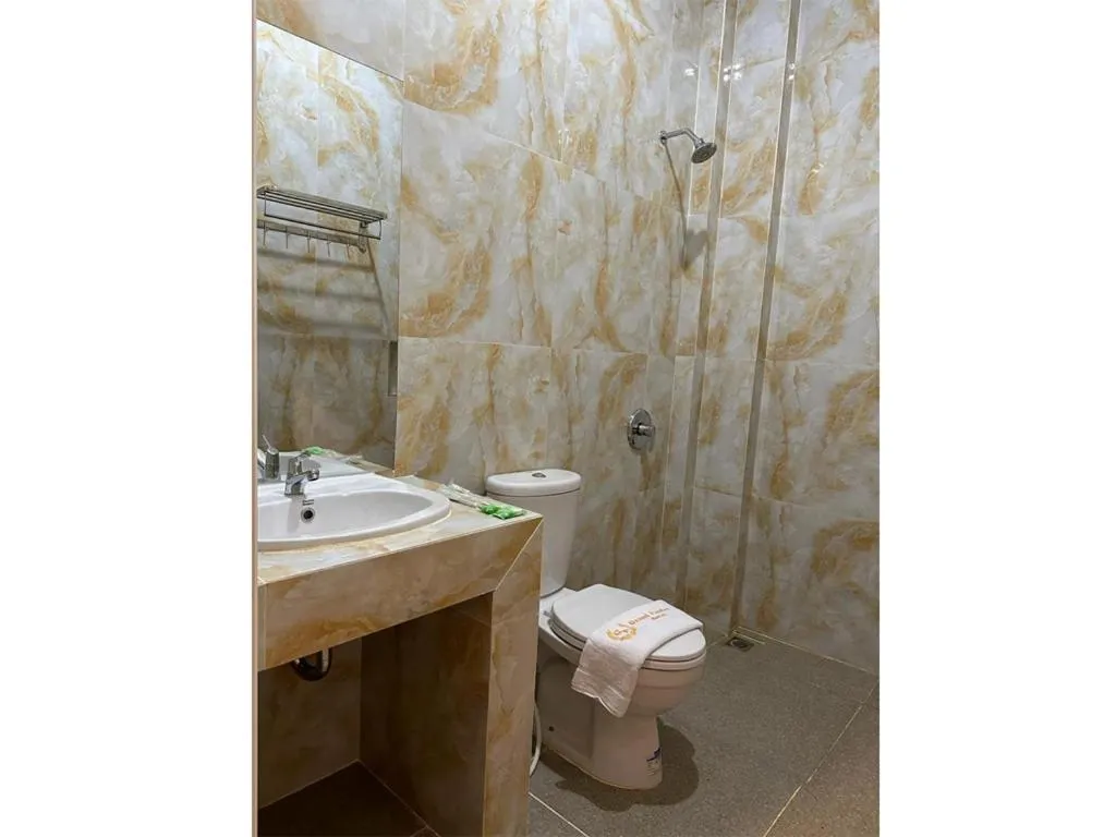 Shower in GRAND PANDAN HOTEL