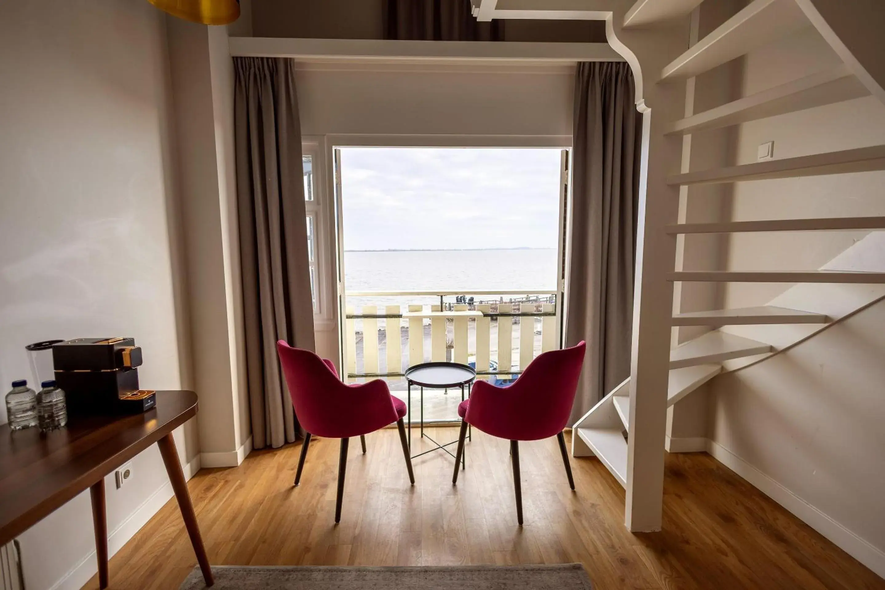 Suite with Two Single Beds and Sofa Bed in Hotel Spaander BW Signature Collection Suite with Two Single Beds and Sofa Bed in Hotel Spaander BW Signature Collection