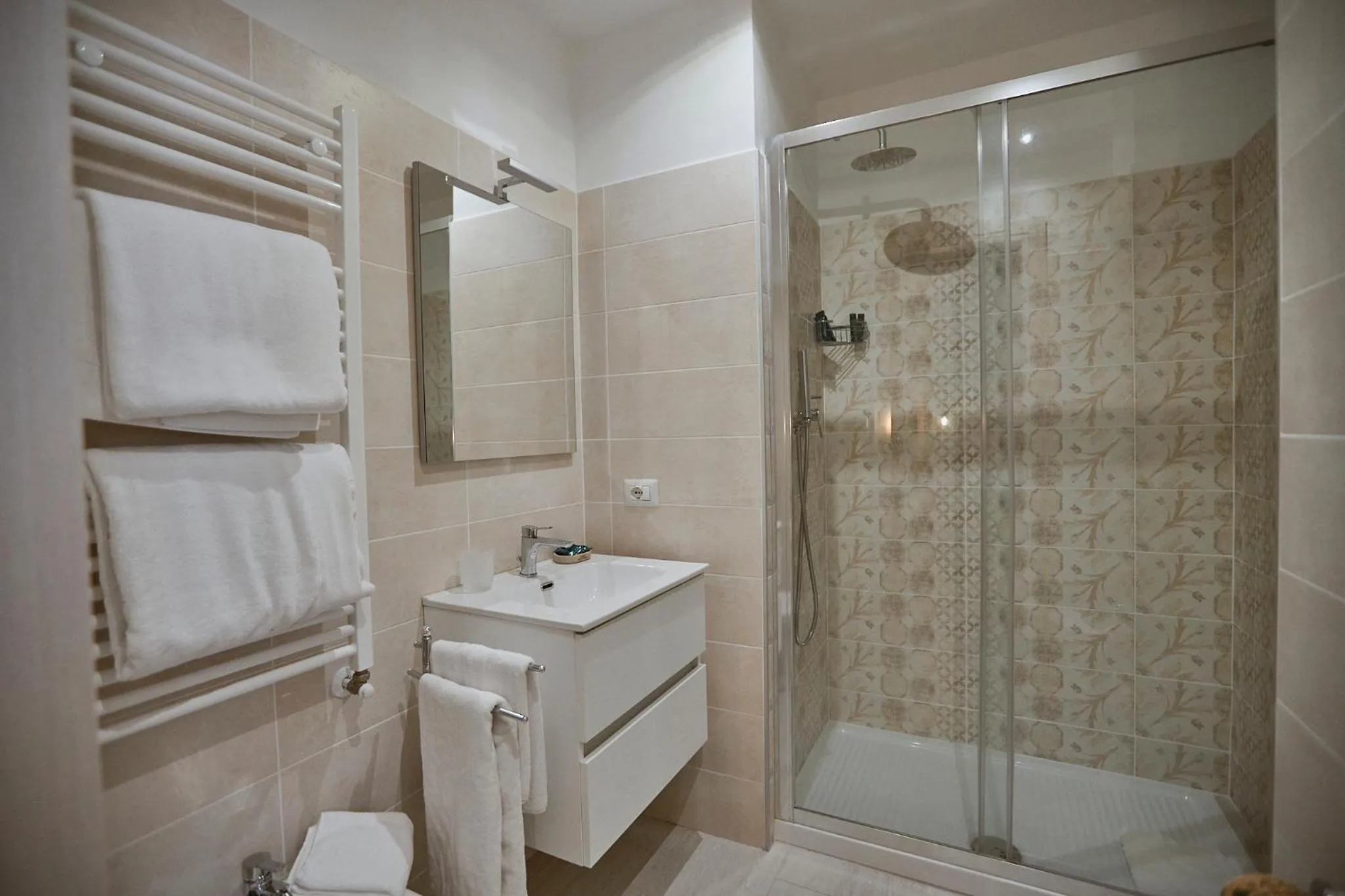 Shower in Castrichella Boutique Hotel Rome Airport