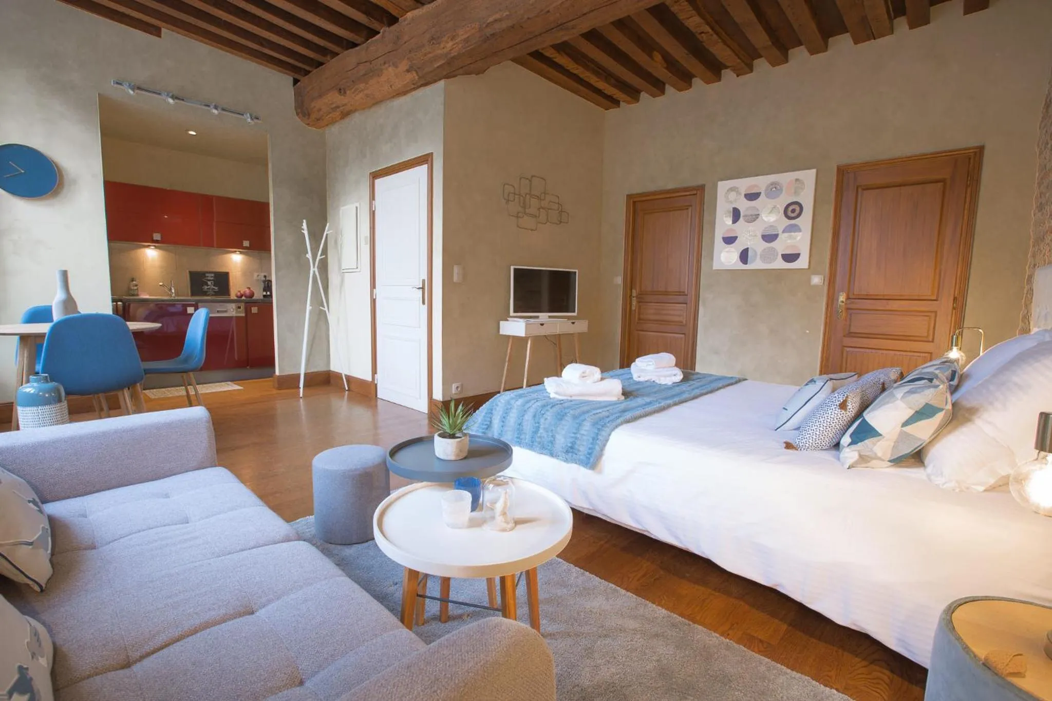 Photo of the whole room, Bed in La Tonnellerie