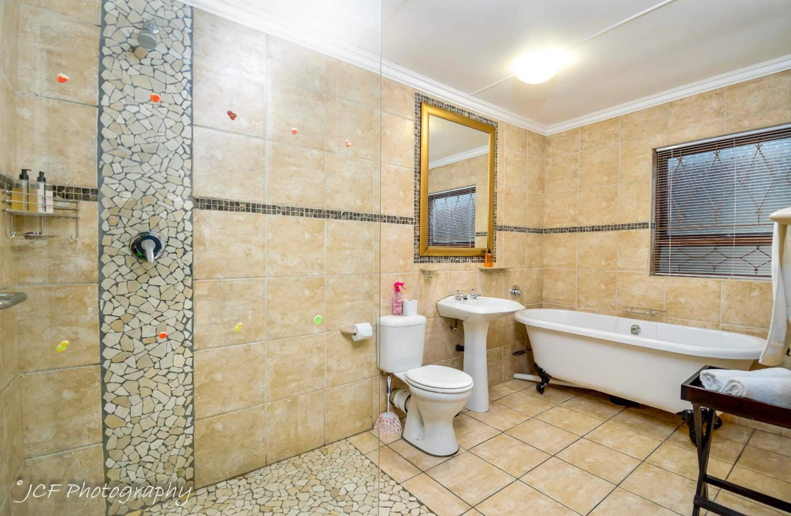 Shower in Mountain Dew Guest House