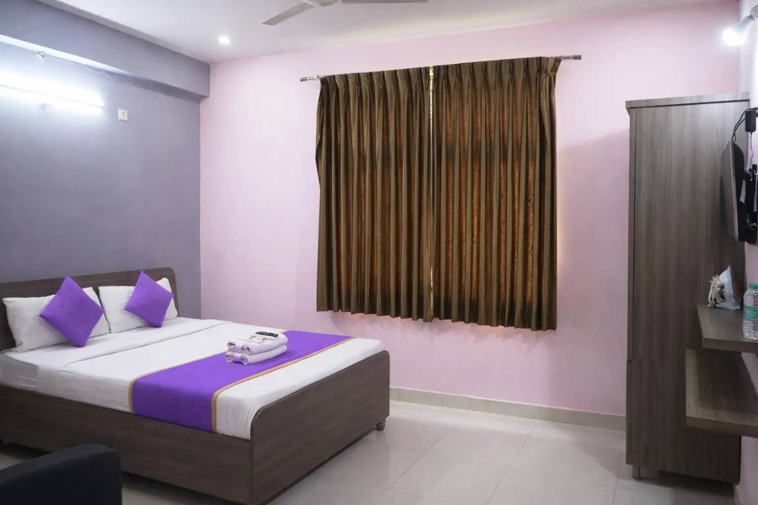 Bed in Hotel Golden Suites