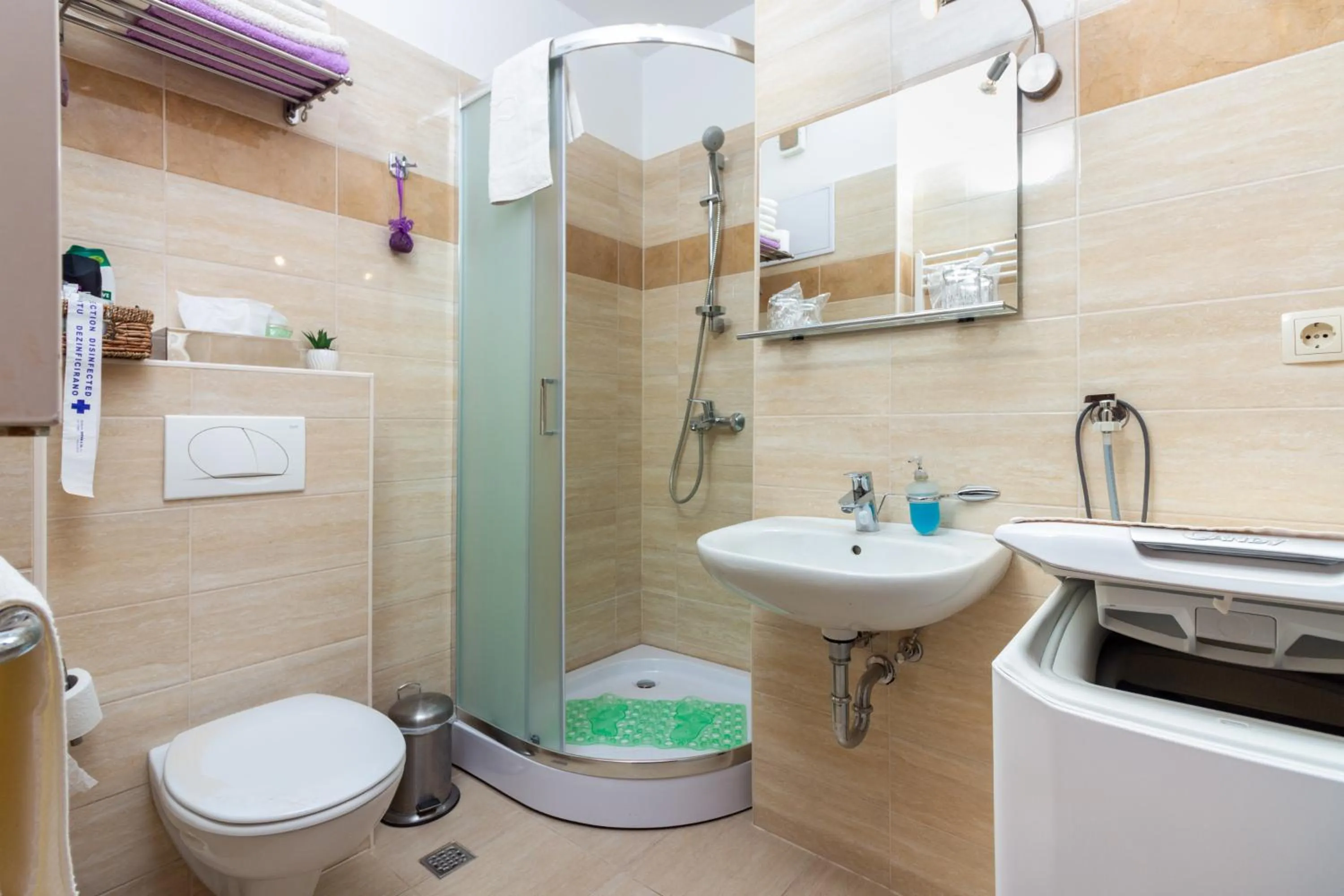 Shower in Apartments Cordis