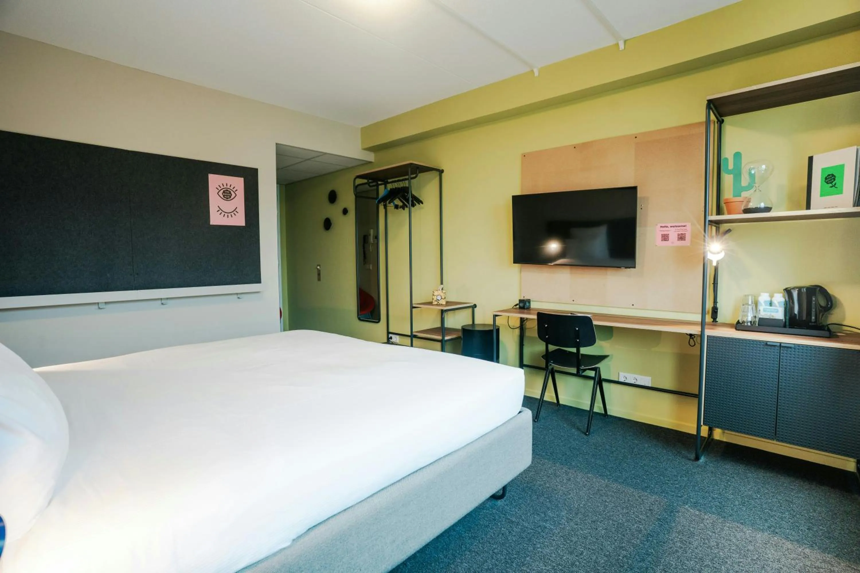 Shower, Bed in The Social Hub The Hague