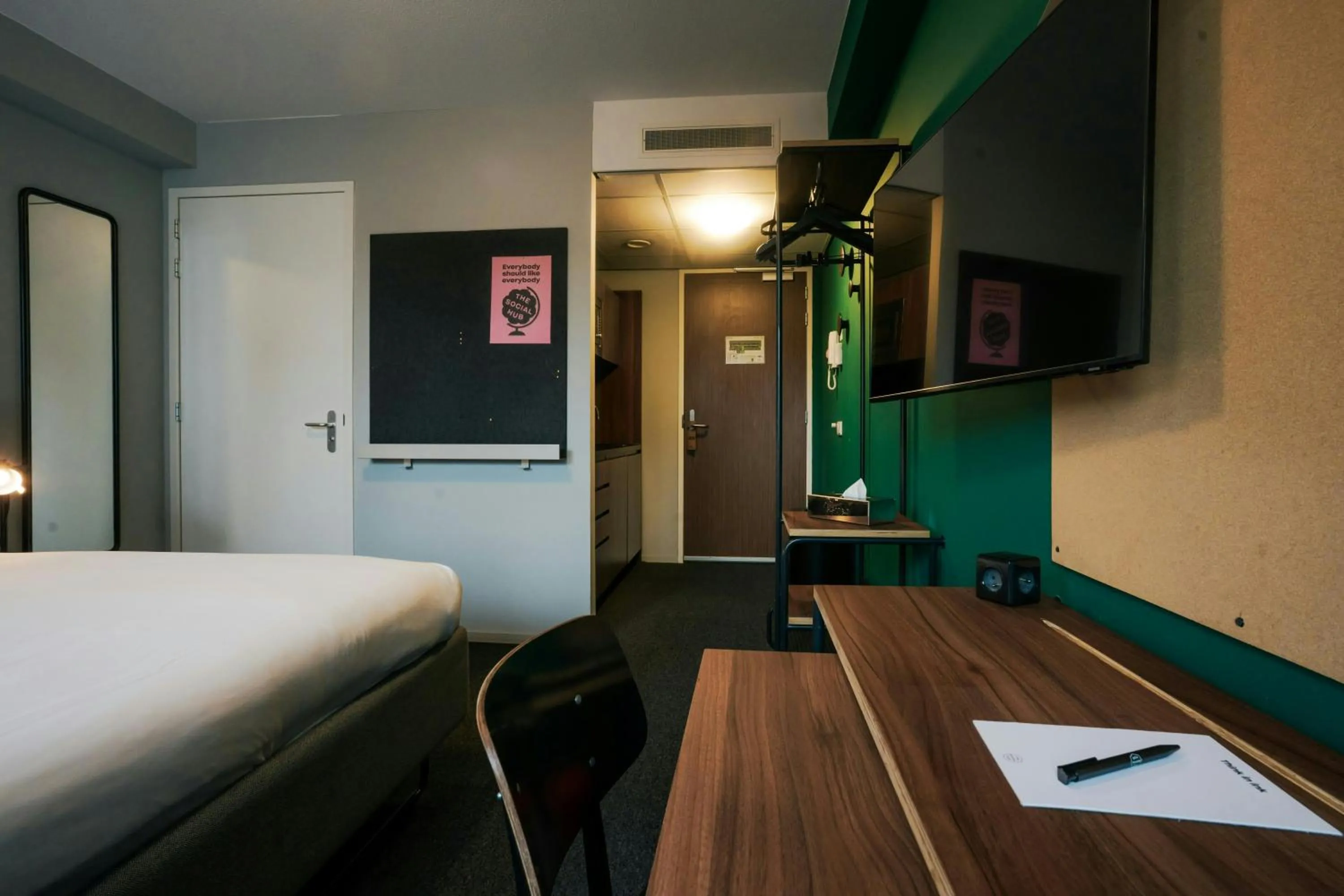 Shower, Bed in The Social Hub The Hague