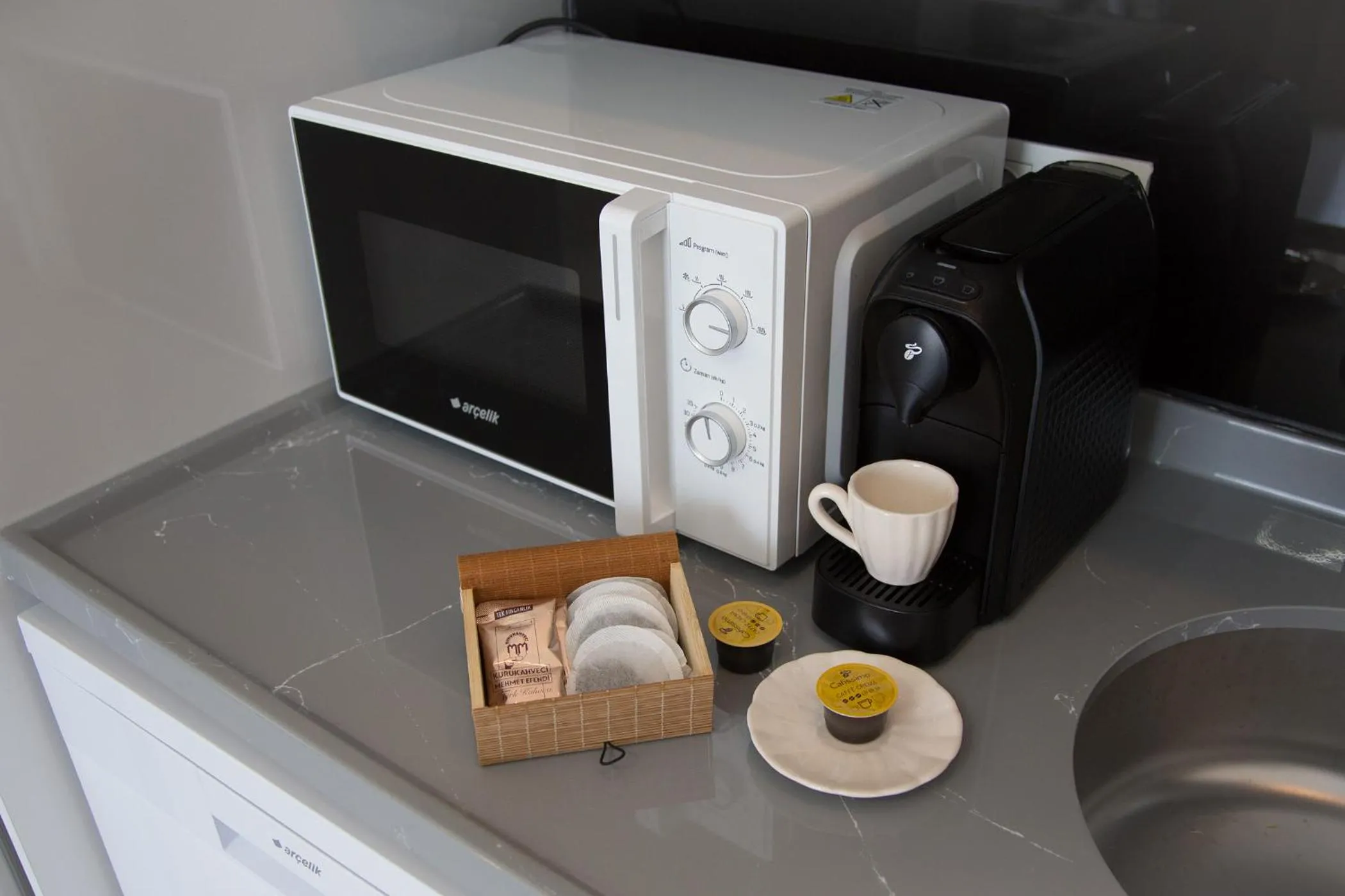 Coffee/tea facilities in ArtLife apartments (FAUNA)