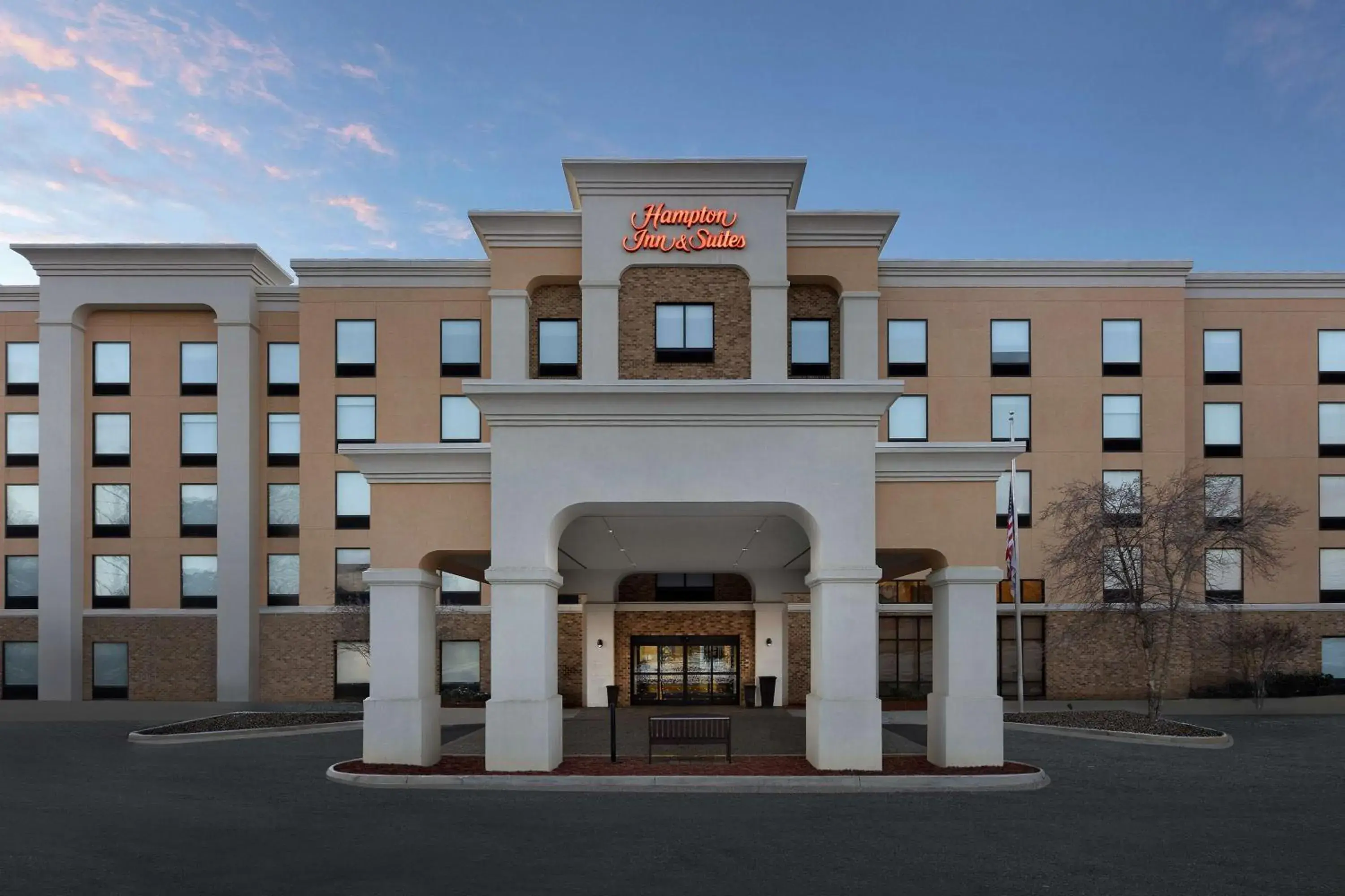 Property building in Hampton Inn and Suites Lynchburg Property building in Hampton Inn and Suites Lynchburg