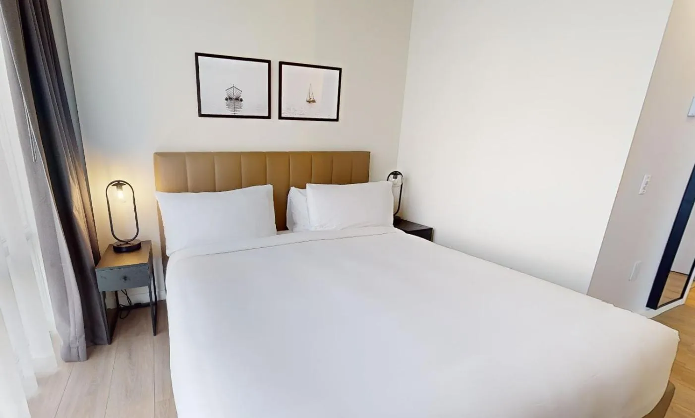 Bedroom, Bed in Steveston Waterfront Hotel