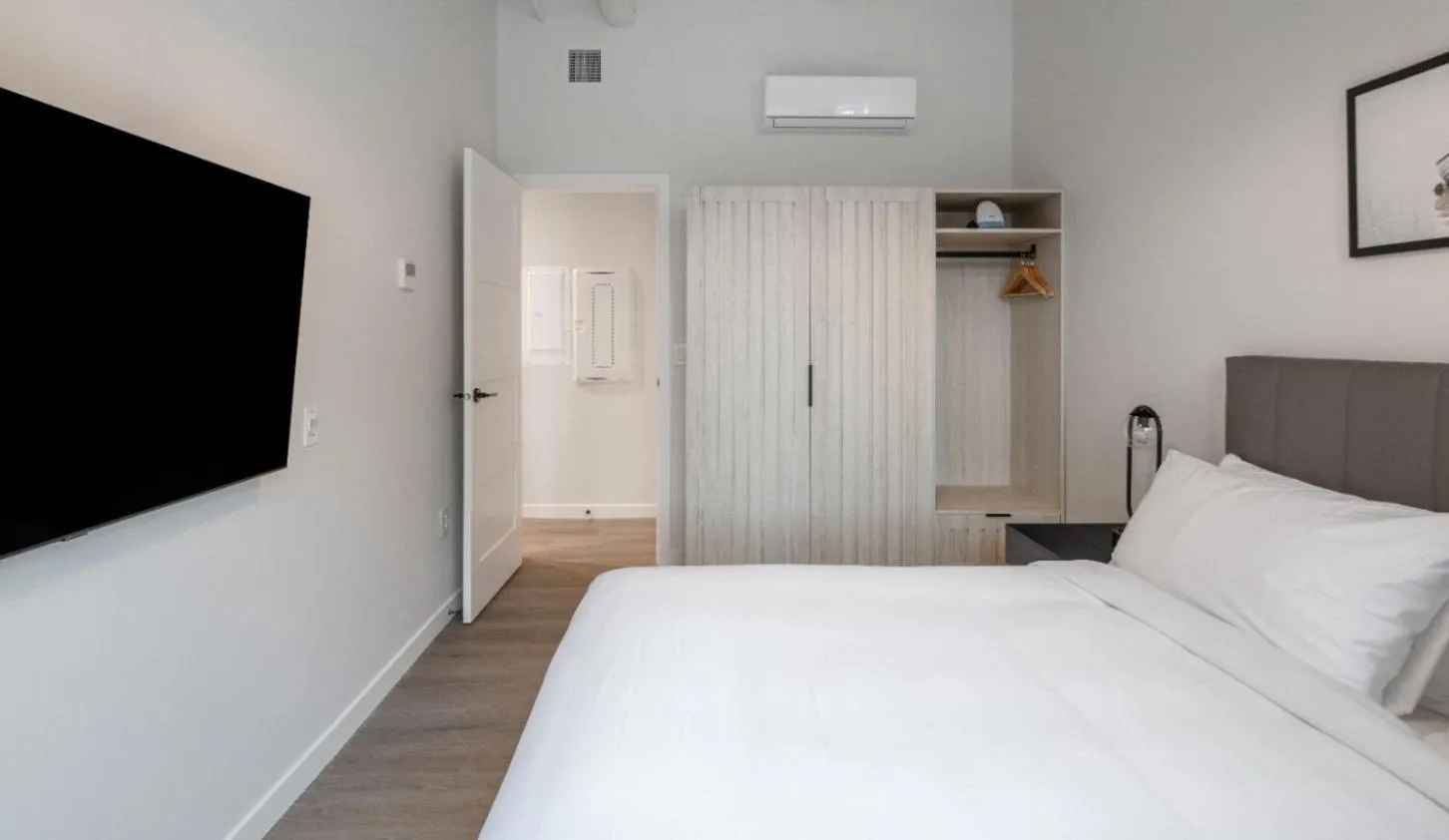 Bedroom, Bed in Steveston Waterfront Hotel