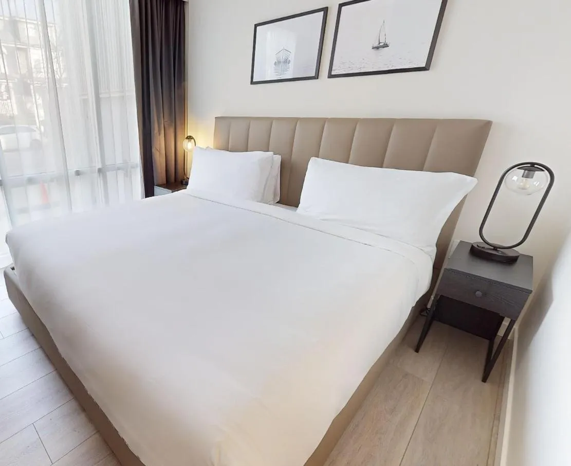 Bedroom, Bed in Steveston Waterfront Hotel